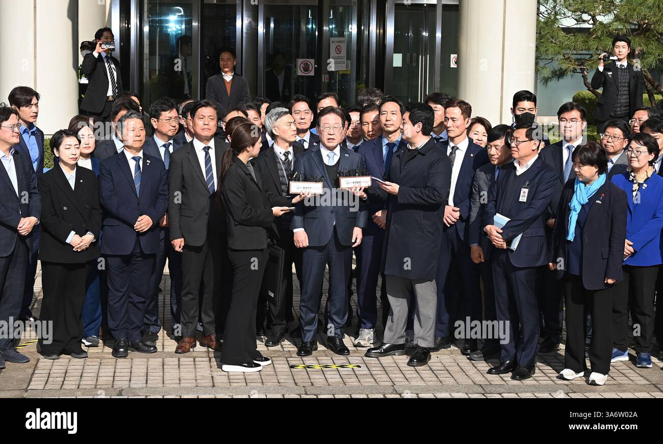 Séoul, Corée du Sud. 26 mars 2025. Lee Jae-myung (C) parle après avoir été acquitté de violation de la loi électorale par une cour d'appel de la haute Cour de Séoul à Séoul, Corée du Sud, le 26 mars 2025. Le chef de l'opposition sud-coréenne Lee Jae-myung a été acquitté mercredi par une cour d'appel de violation de la loi électorale, consolidant ainsi sa position de leader lors de la prochaine élection présidentielle. Crédit : Xinhua/Alamy Live News Banque D'Images