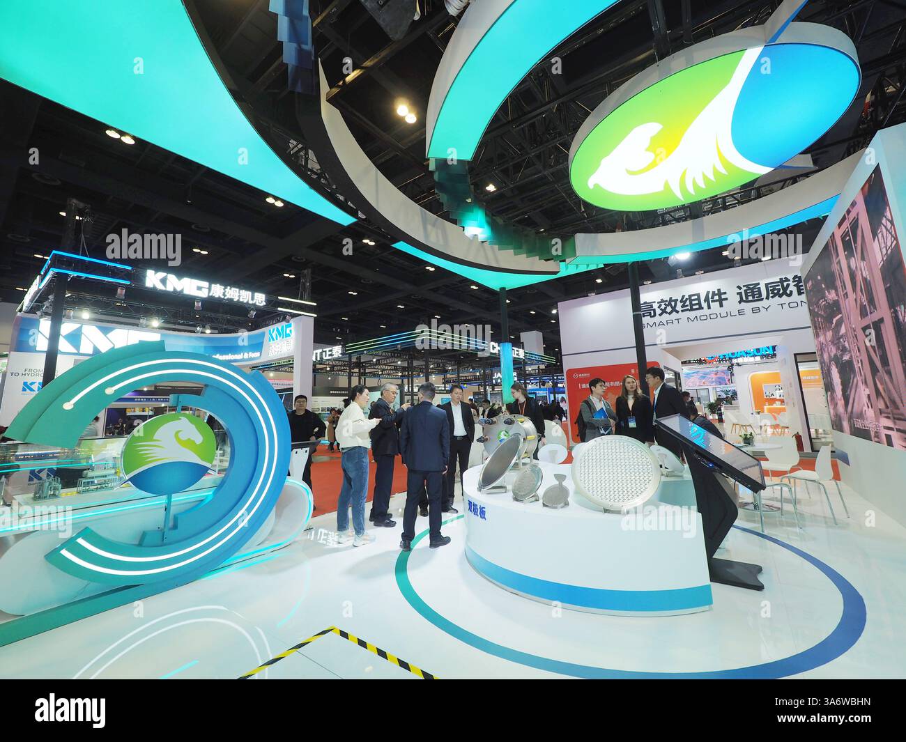 PÉKIN, CHINE - 26 MARS 2025 - les visiteurs visitent « l'équipement de production d'hydrogène » à la Conférence internationale CIHC2025 sur l'énergie de l'hydrogène au Natio Banque D'Images
