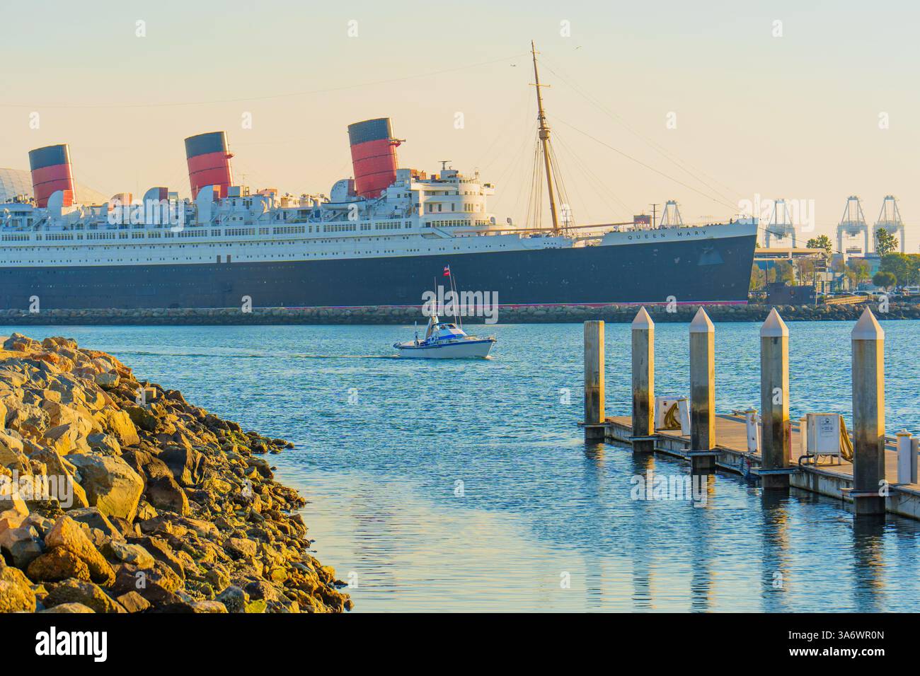Long Beach, Californie - 11 janvier 2025 : L'emblématique Queen Mary, un paquebot historique, qui sert d'hôtel flottant, de musée et de lieu d'événement, est installé Banque D'Images
