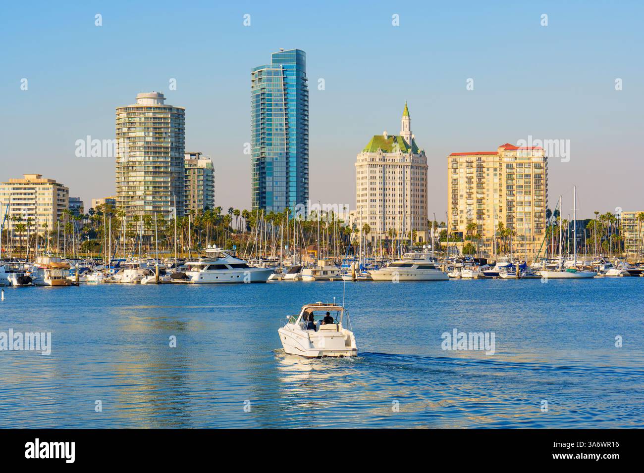 Long Beach, Californie - 11 janvier 2025 : vue tranquille sur long Beach, Californie, avec des eaux calmes, des voiliers et des gratte-ciel modernes Banque D'Images