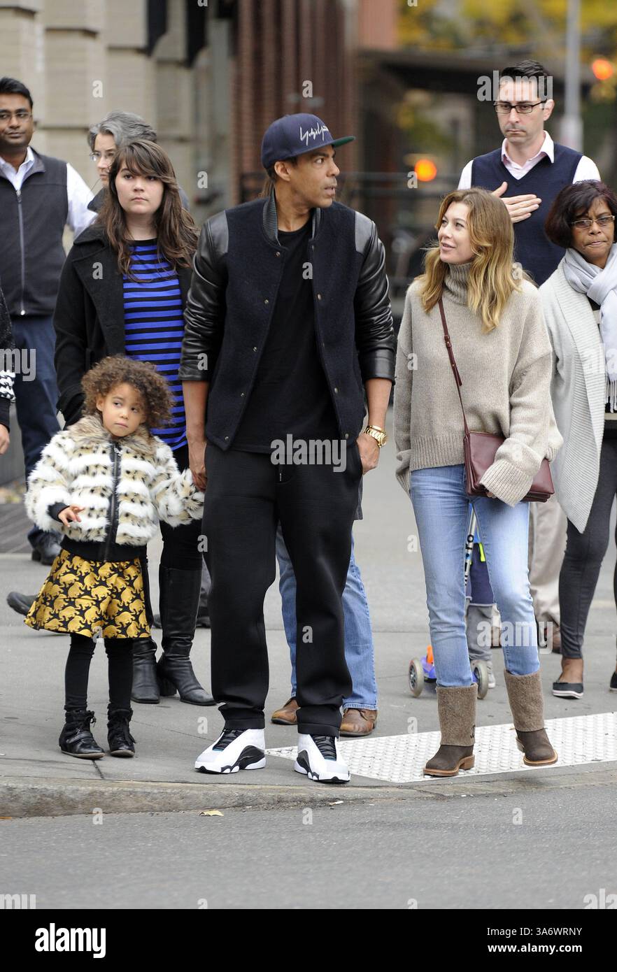 12 novembre 2014 - New York City, NY, États-Unis - ACEPIXS.COM....November 12 2014, New York City....L'actrice Ellen Pompeo marche avec son mari Chris Ivery et sa fille Stella le 12 novembre 2014 à New York City (crédit image : © Curtis Means/Ace Pictures/ZUMA Wire) Banque D'Images