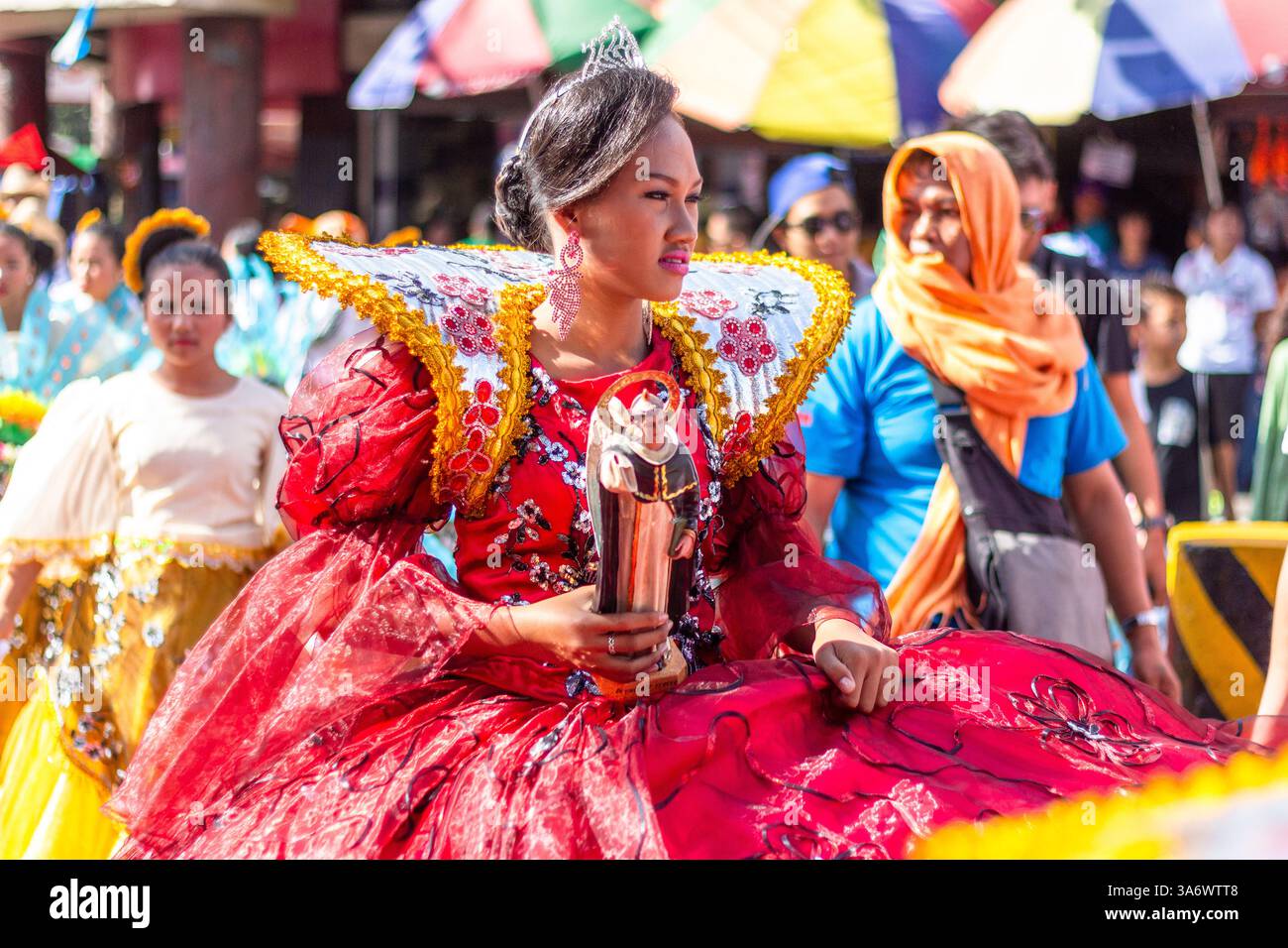 Danseurs de rue costumés colorés pendant le festival Dinagyang à Iloilo, Philippines, célébrant la culture, la dévotion et le patrimoine local Banque D'Images
