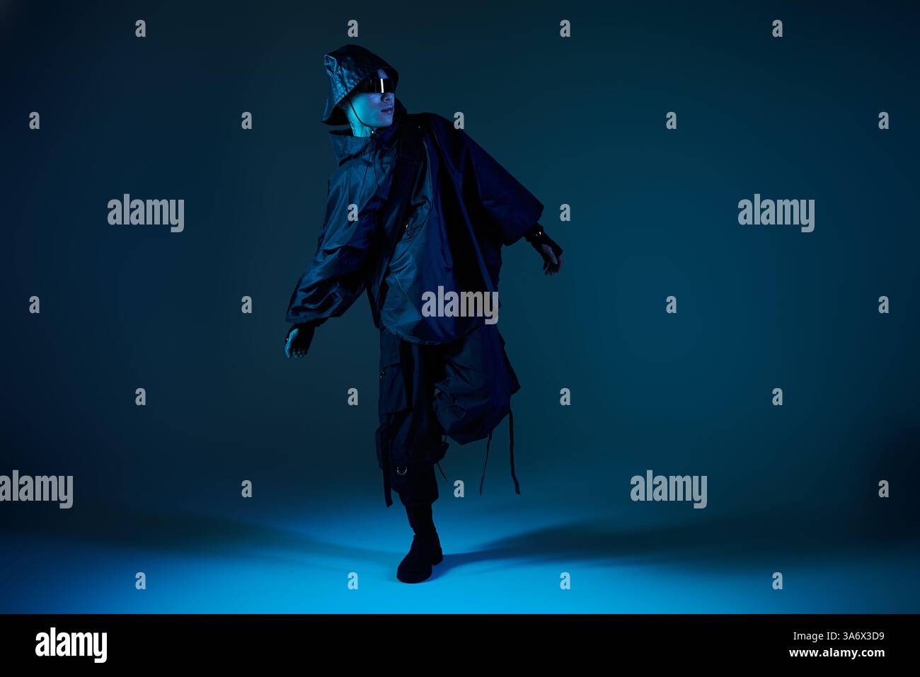 Commandant l'atmosphère, un bel homme asiatique affiche un style captivant dans une pose élégante. Banque D'Images