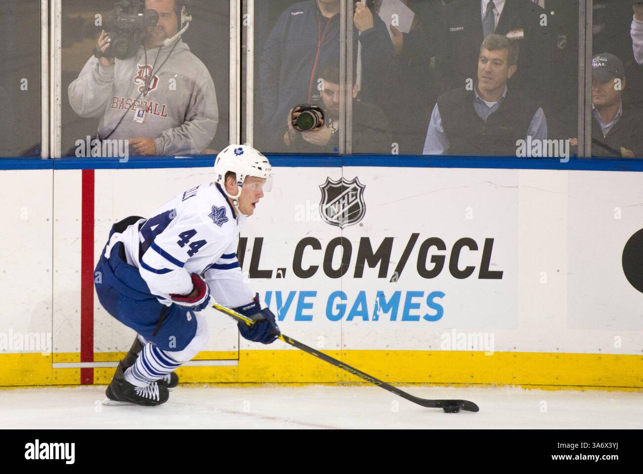 12 octobre 2014 : Morgan Rielly (44), défenseur des Maple Leafs de Toronto, patine avec la rondelle pendant le match entre les Rangers de New York et les Maple Leafs de Toronto au Madison Square Garden à Manhattan, New York . Les Maple Leafs de Toronto battent les Rangers de New York 6-3. Crédit obligatoire : Kostas Lymperopoulos/CSM (crédit image : © Kostas Lymperopoulos/Cal Sport Media/ZUMAPRESS.com) Banque D'Images
