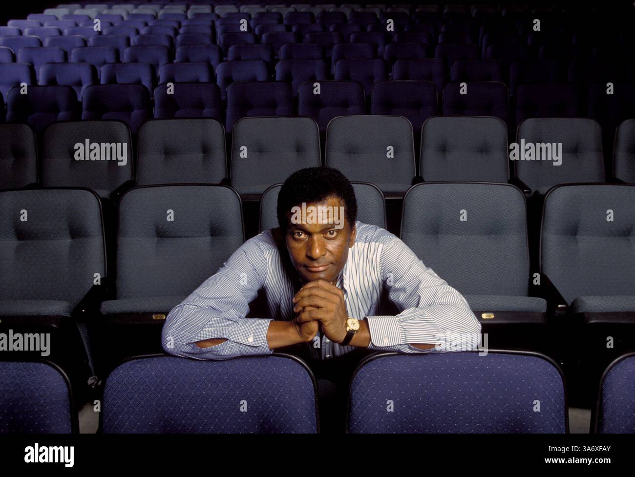 06 juin 1996 ; Austin, TX, États-Unis ; (PHOTO DU DOSSIER) le musicien country CHARLEY FRANK PRIDE (né à Sledge, MS, le 18 mars 1938) Pride est né de pauvres métayeurs et était l'un des onze enfants. Pride est devenu le seul Afro-américain à se tailler une carrière majeure dans la musique country. Pride a remporté plus de 36 singles country numéro un et vendu plus de 70 millions d'albums, 31 d'or et 4 de platine - dont un quadruple platine. Sur RCA Records, Charley Pride est deuxième en ventes après Elvis Presley. Banque D'Images