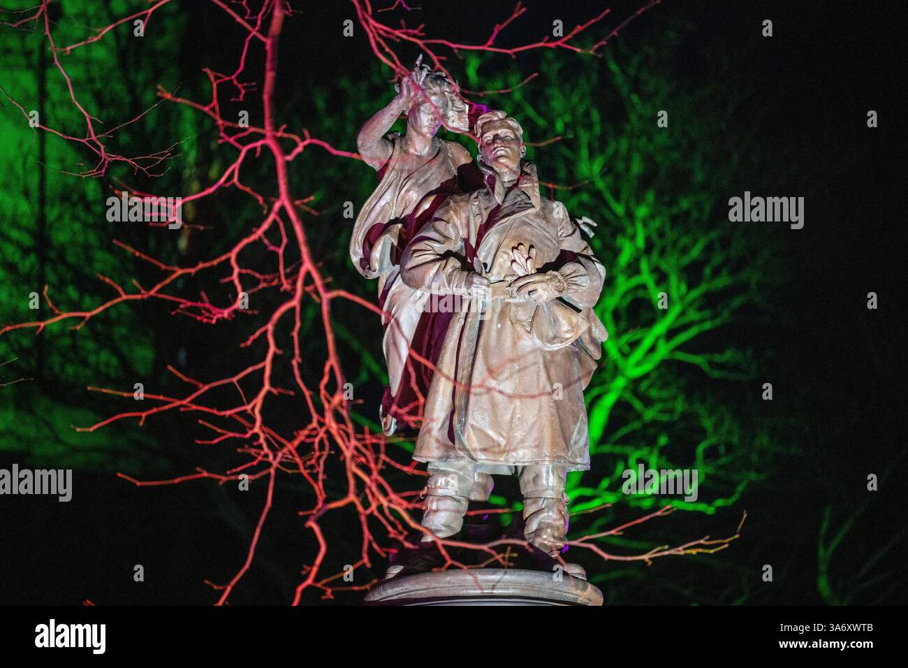 Statue d'Albert Ball au château de Nottingham illuminée dans le cadre de Light Night 2025, Nottinghamshire Angleterre Royaume-Uni Banque D'Images