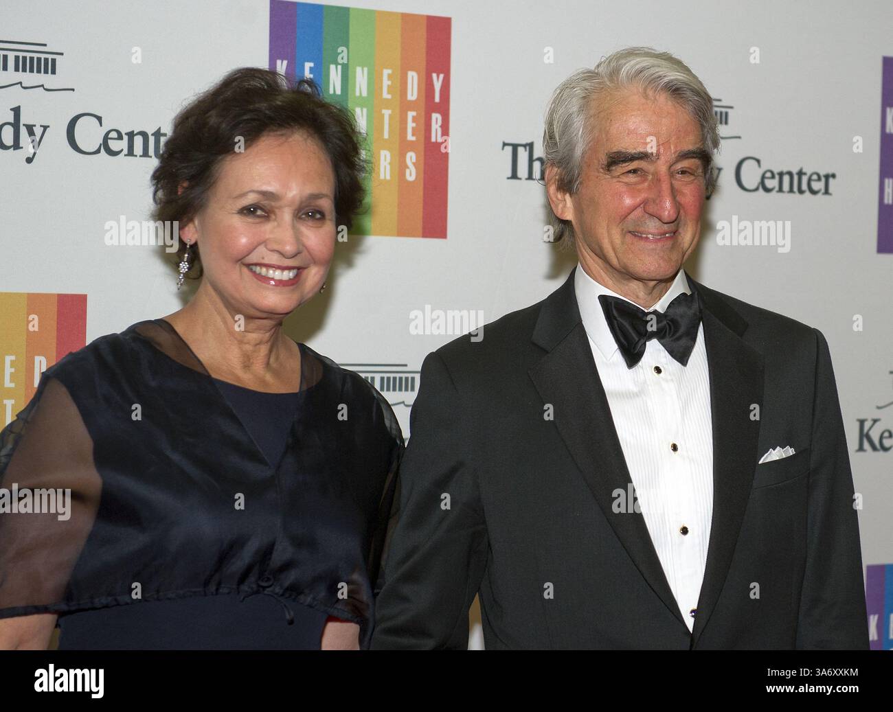 6 décembre 2014 - Washington, District of Columbia, États-Unis d'Amérique - L'acteur Sam Waterston et son épouse Lynn Louisa Woodruff arrivent pour le dîner officiel de l'artiste honorant les récipiendaires du Kennedy Center Honors 2014 organisé par le secrétaire d'État des États-Unis John F. Kerry au département d'État des États-Unis à Washington, DC, le samedi 6 décembre 2014. Les lauréats 2014 sont : le chanteur Al Green, l'acteur et cinéaste Tom Hanks, la ballerine Patricia McBride, l'auteur-compositeur-interprète Sting et la comédienne Lily Tomlin..crédit : Ron Sachs / Pool via CNP (crédit image : © Ron Sachs/CNP/ZUMAPRESS.com) Banque D'Images