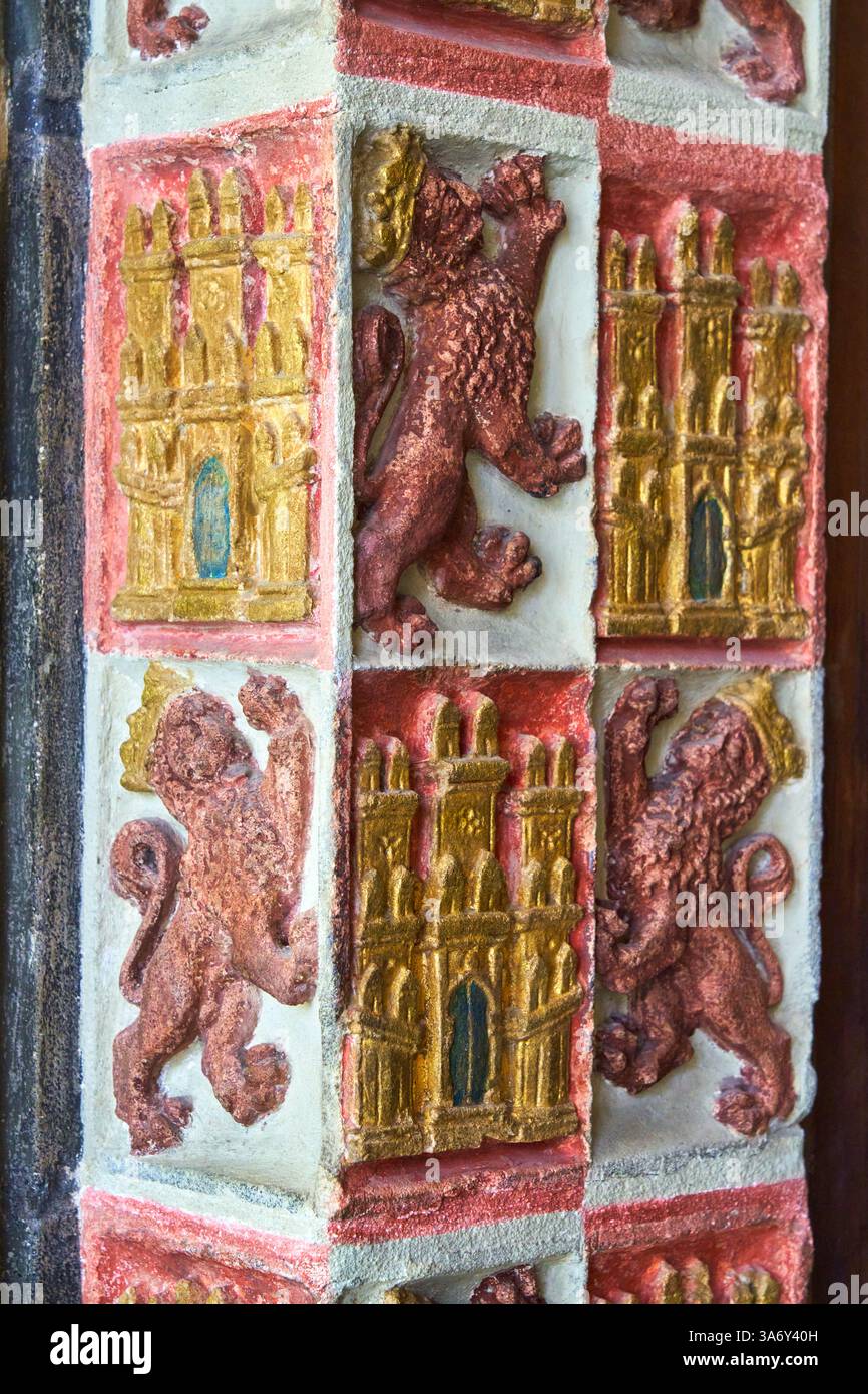 Sculptures des armoiries de Castille et Léon, Chapelle Sainte Catherine, cloître inférieur, Cathédrale de Santa María, gothique français, Burgos, Castille Banque D'Images