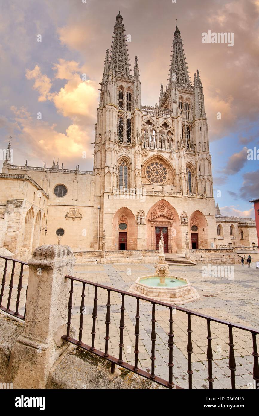 Façade et place de Santa María, Cathédrale de Santa María, gothique français, Burgos, Castille-et-León, Espagne, Europe Banque D'Images