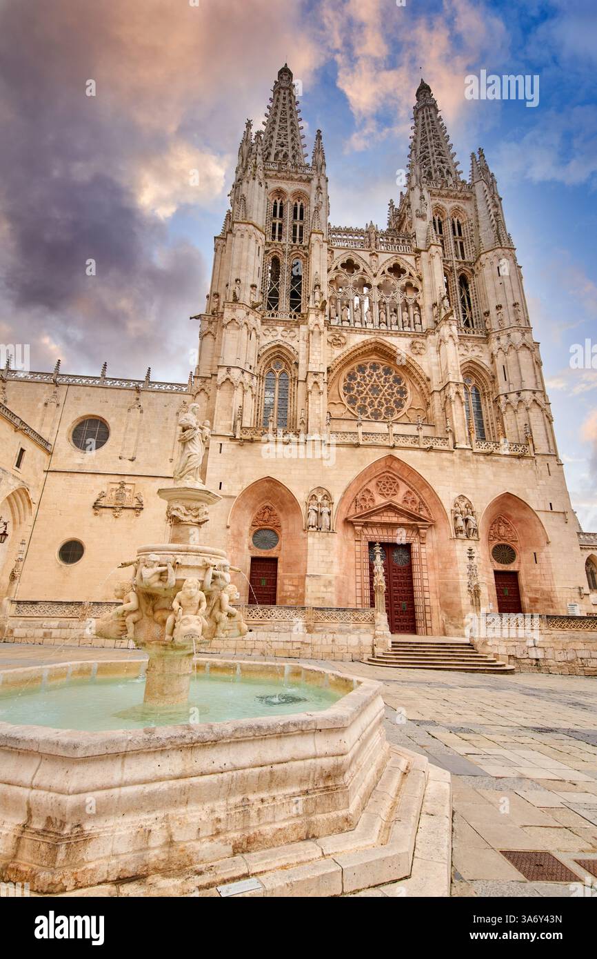Façade et place de Santa María, Cathédrale de Santa María, gothique français, Burgos, Castille-et-León, Espagne, Europe Banque D'Images