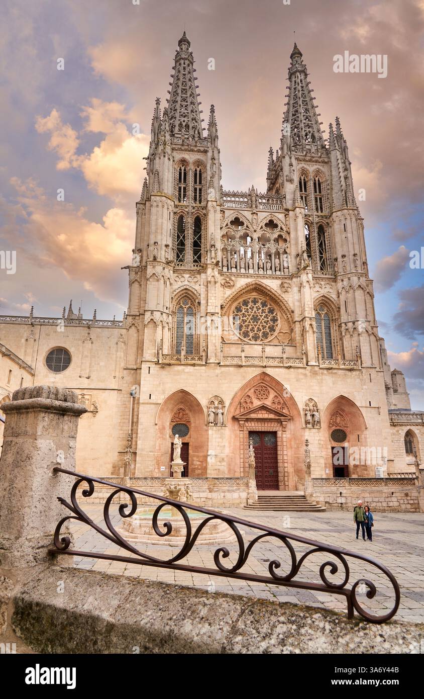 Façade et place de Santa María, Cathédrale de Santa María, gothique français, Burgos, Castille-et-León, Espagne, Europe Banque D'Images