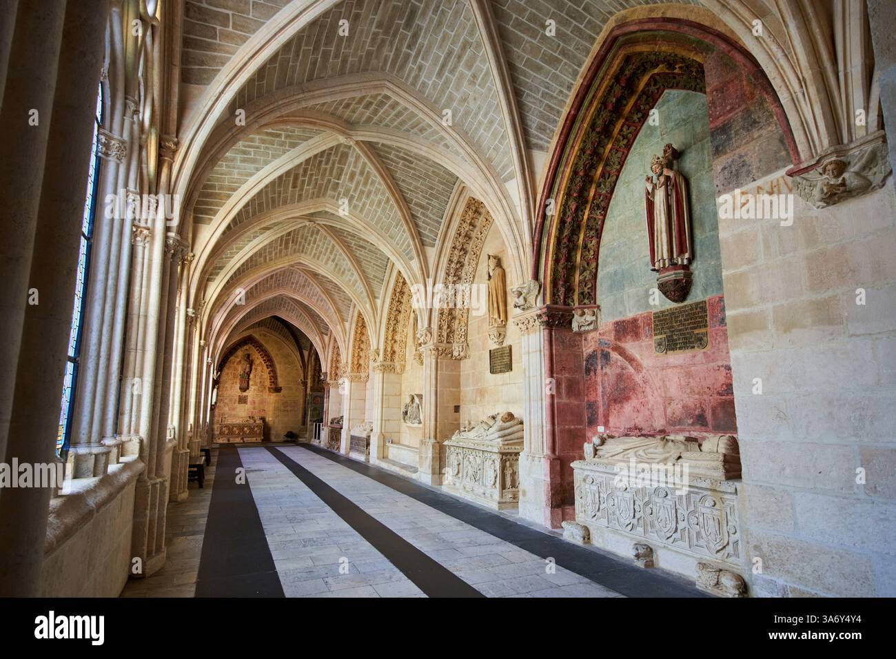 Tombe de Gonzalo Fernandez Aguilar, XVe siècle, tombe gothique, cloître inférieur, cathédrale de Santa María, gothique français, Burgos, Castille-et-León, Espagne Banque D'Images