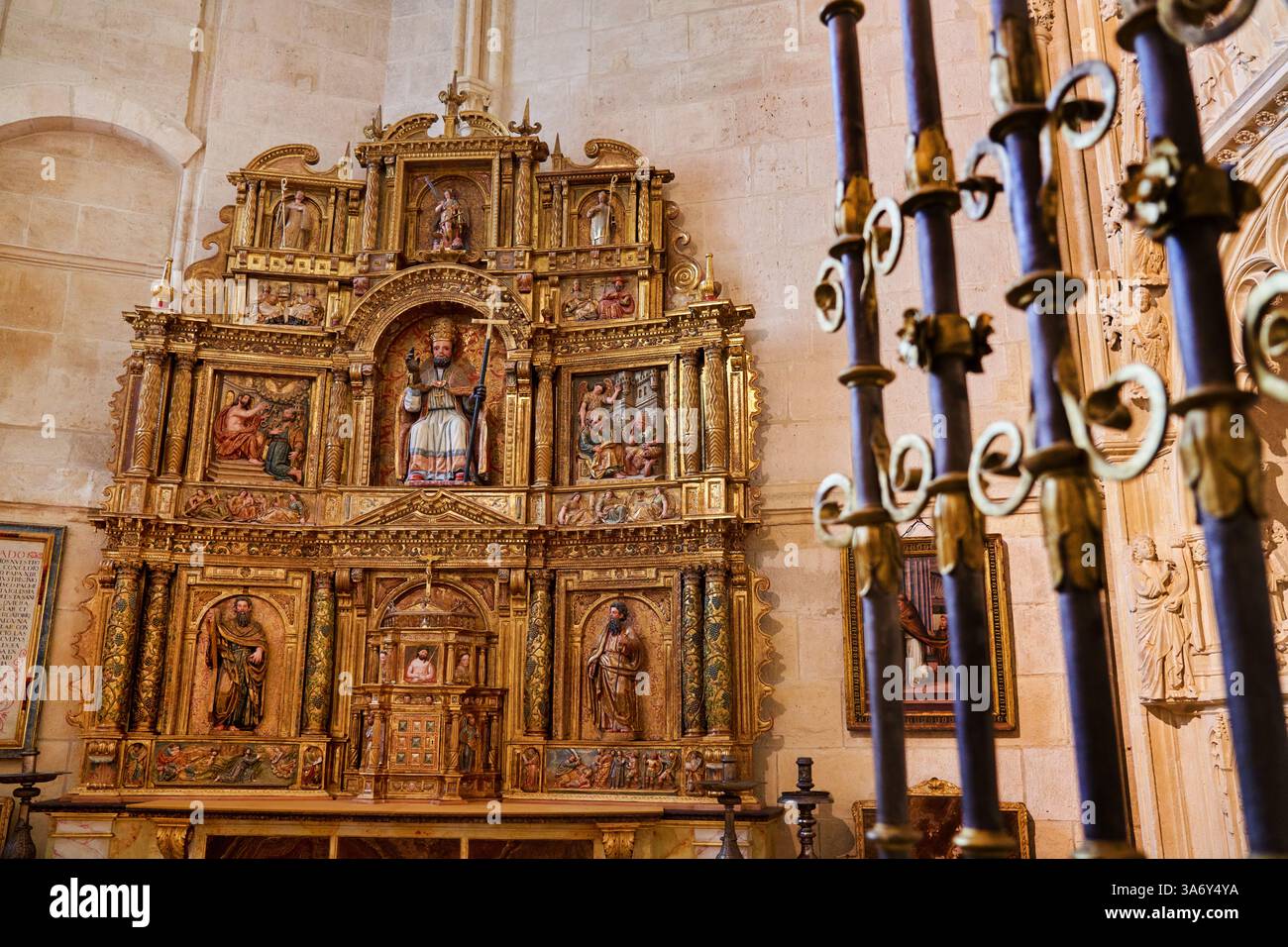 Chapelle de San Nicolás, XIIIe siècle, retable roman, tombe de l'évêque Juan de Villahoz, cathédrale de Santa María, gothique français, Burgos, Castille Banque D'Images