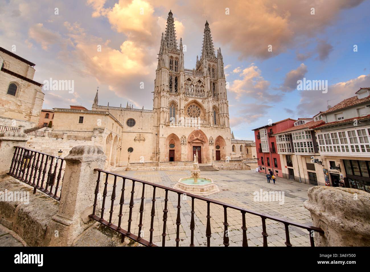 Façade et place de Santa María, Cathédrale de Santa María, gothique français, Burgos, Castille-et-León, Espagne, Europe Banque D'Images
