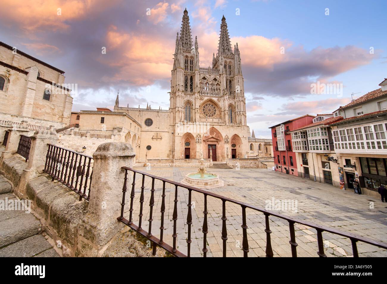 Façade et place de Santa María, Cathédrale de Santa María, gothique français, Burgos, Castille-et-León, Espagne, Europe Banque D'Images