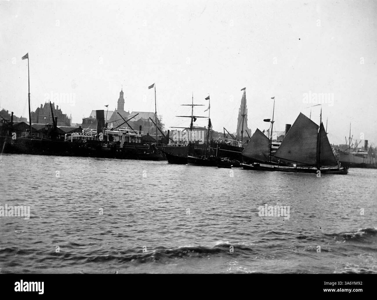 Anvers, Belgique. Navires dans le port alors que le SS Colchester se prépare à accoster. D’après une collection de photographies d’une tournée européenne familiale qui s’est déroulée en 1899. Les photographies originales étaient d'environ 3 ½ x 2 ½ pouces et présentent une vue intéressante des coutumes, des modes et de l'histoire sociale de la fin de la période victorienne. Banque D'Images