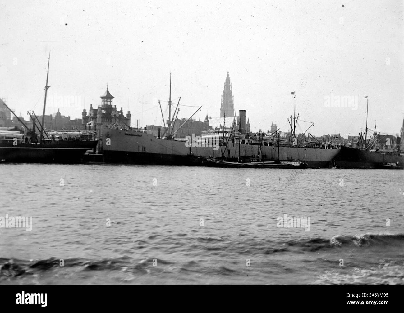 Anvers, Belgique : un navire de guerre de la Marine impériale japonaise, un homme de guerre, amarré dans le port. Il s'agit probablement du Shiranui, un destroyer de classe Murakumo, construit en Grande-Bretagne, mis en service en mai 1899, et en juillet en route pour le Japon. D’après une collection de photographies d’une tournée européenne familiale qui s’est déroulée en 1899. Les photographies originales étaient d'environ 3 ½ x 2 ½ pouces et présentent une vue intéressante des coutumes, des modes et de l'histoire sociale de la fin de la période victorienne. Banque D'Images