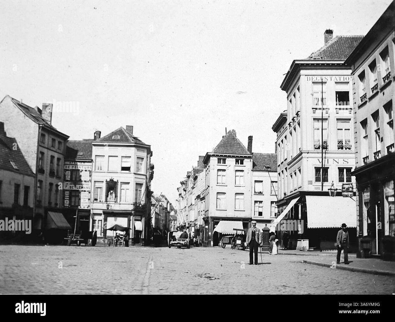 Anvers, Belgique : Groenplaats dans la région flamande de la ville. Une scène avec des calèches tirées par des chevaux, des rues pavées et des devantures de magasins affichant des panneaux comme DÉGUSTATION et VINS. D’après une collection de photographies d’une tournée européenne familiale qui s’est déroulée en 1899. Les photographies originales étaient d'environ 3 ½ x 2 ½ pouces et présentent une vue intéressante des coutumes, des modes et de l'histoire sociale de la fin de la période victorienne. Banque D'Images