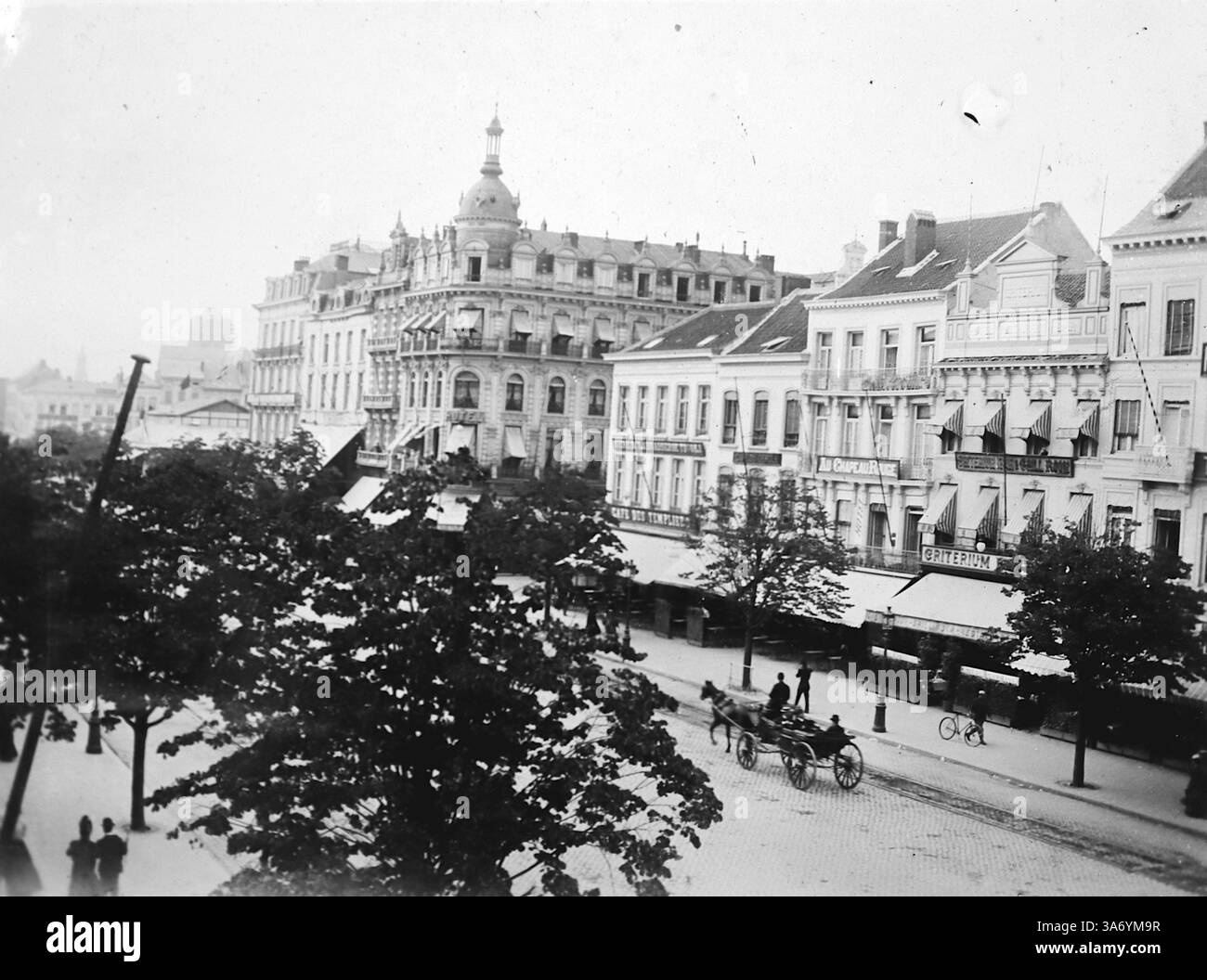 Anvers, Belgique : Avenue de Keyser à Anvers. Il est maintenant connu sous le nom de Keyserlei, une rue commerçante importante dans le centre-ville, et avait été connu auparavant sous le nom de Tenierslei et Wapperslei. Cette photo, vue d’une fenêtre de l’Hôtel de l’Univers, montre une calèche tirée par des chevaux passant devant quelques boutiques et commerces de la rue. D’après une collection de photographies d’une tournée européenne familiale qui s’est déroulée en 1899. Les photographies originales étaient d'environ 3 ½ x 2 ½ pouces et présentent une vue intéressante des coutumes, des modes et de l'histoire sociale de la fin de la période victorienne. Banque D'Images