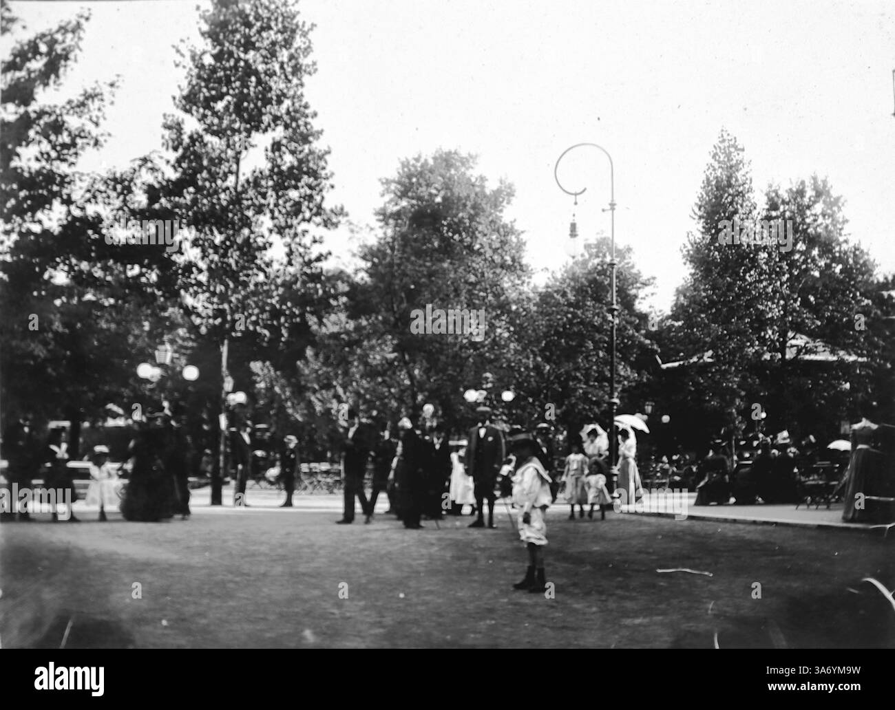 Jardins zoologiques d'Anvers : groupes de personnes dans les jardins avec un lampadaire décoratif au-dessus de la tête. D’après une collection de photographies d’une tournée européenne familiale qui s’est déroulée en 1899. Les photographies originales étaient d'environ 3 ½ x 2 ½ pouces et présentent une vue intéressante des coutumes, des modes et de l'histoire sociale de la fin de la période victorienne. Banque D'Images
