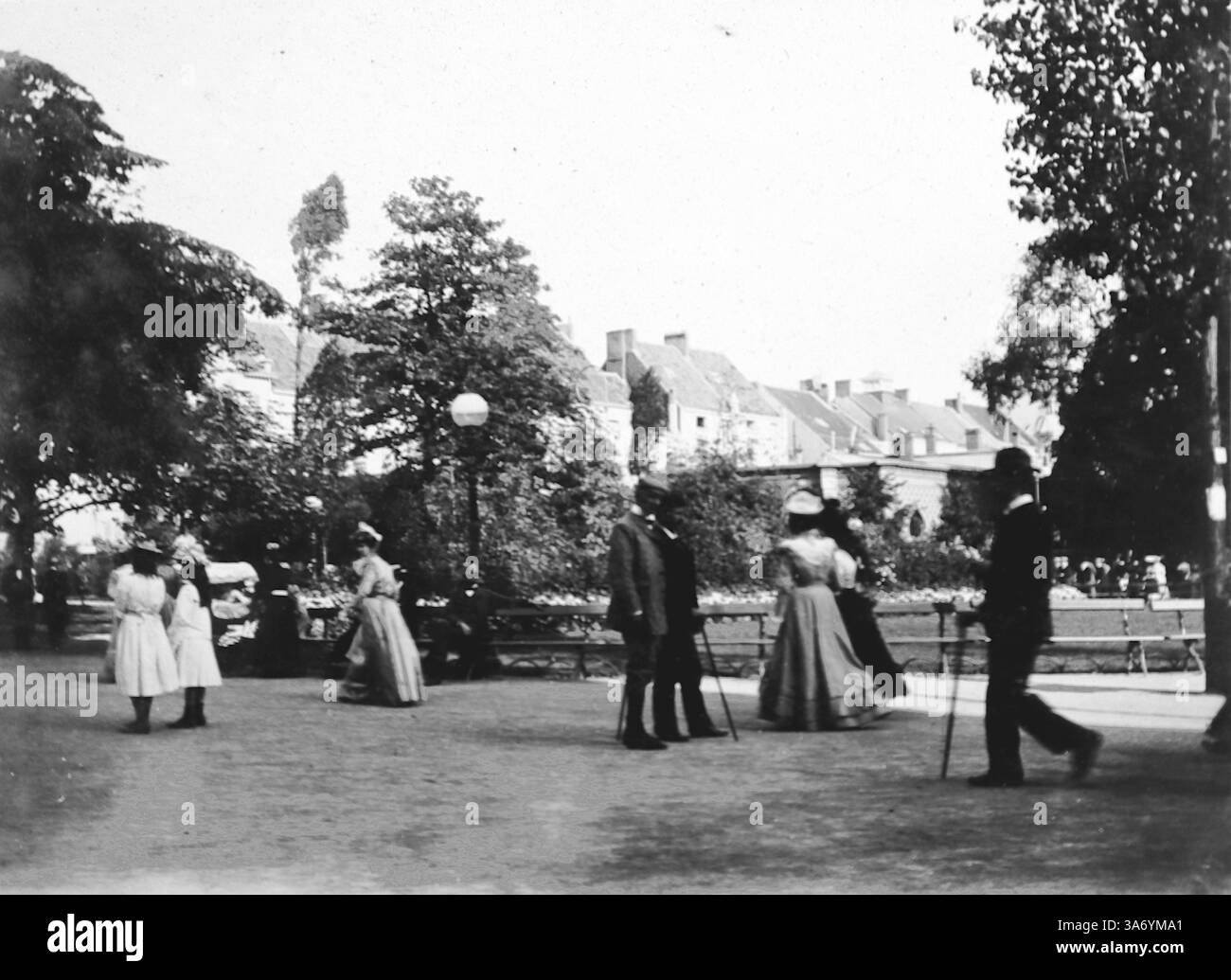 Jardins zoologiques d'Anvers : les gens marchent dans les jardins avec quelques logements locaux en arrière-plan. D’après une collection de photographies d’une tournée européenne familiale qui s’est déroulée en 1899. Les photographies originales étaient d'environ 3 ½ x 2 ½ pouces et présentent une vue intéressante des coutumes, des modes et de l'histoire sociale de la fin de la période victorienne. Banque D'Images