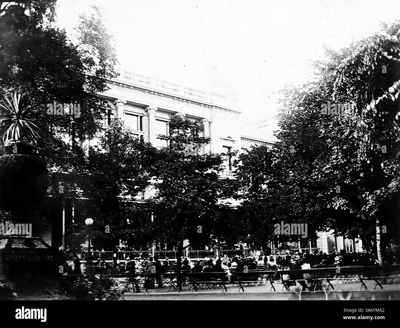 Jardins zoologiques d'Anvers : un café en plein air dans les jardins, abrité par les arbres environnants. D’après une collection de photographies d’une tournée européenne familiale qui s’est déroulée en 1899. Les photographies originales étaient d'environ 3 ½ x 2 ½ pouces et présentent une vue intéressante des coutumes, des modes et de l'histoire sociale de la fin de la période victorienne. Banque D'Images