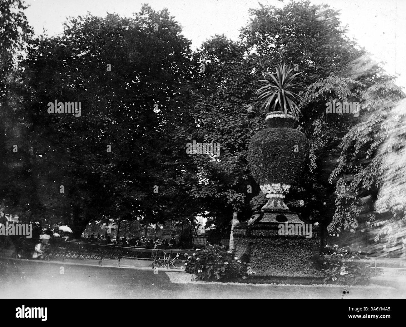Jardins zoologiques d'Anvers : un grand vase floral à côté du café en plein air dans les jardins. D’après une collection de photographies d’une tournée européenne familiale qui s’est déroulée en 1899. Les photographies originales étaient d'environ 3 ½ x 2 ½ pouces et présentent une vue intéressante des coutumes, des modes et de l'histoire sociale de la fin de la période victorienne. Banque D'Images