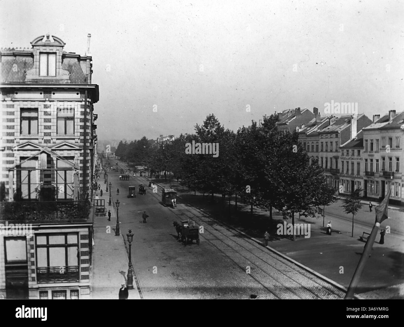 Une scène de rue à Bruxelles, Belgique. Boulevard D’Anvers : vue depuis un hôtel appelé le Lion de Waterloo. Les gens peuvent être vus dans la rue avec les bâtiments commerciaux environnants et les chariots tirés par des chevaux. Cette zone fait partie de ce qui est souvent appelé Little Manhattan. D’après une collection de photographies d’une tournée européenne familiale qui s’est déroulée en 1899. Les photographies originales étaient d'environ 3 ½ x 2 ½ pouces et présentent une vue intéressante des coutumes, des modes et de l'histoire sociale de la fin de la période victorienne. Banque D'Images