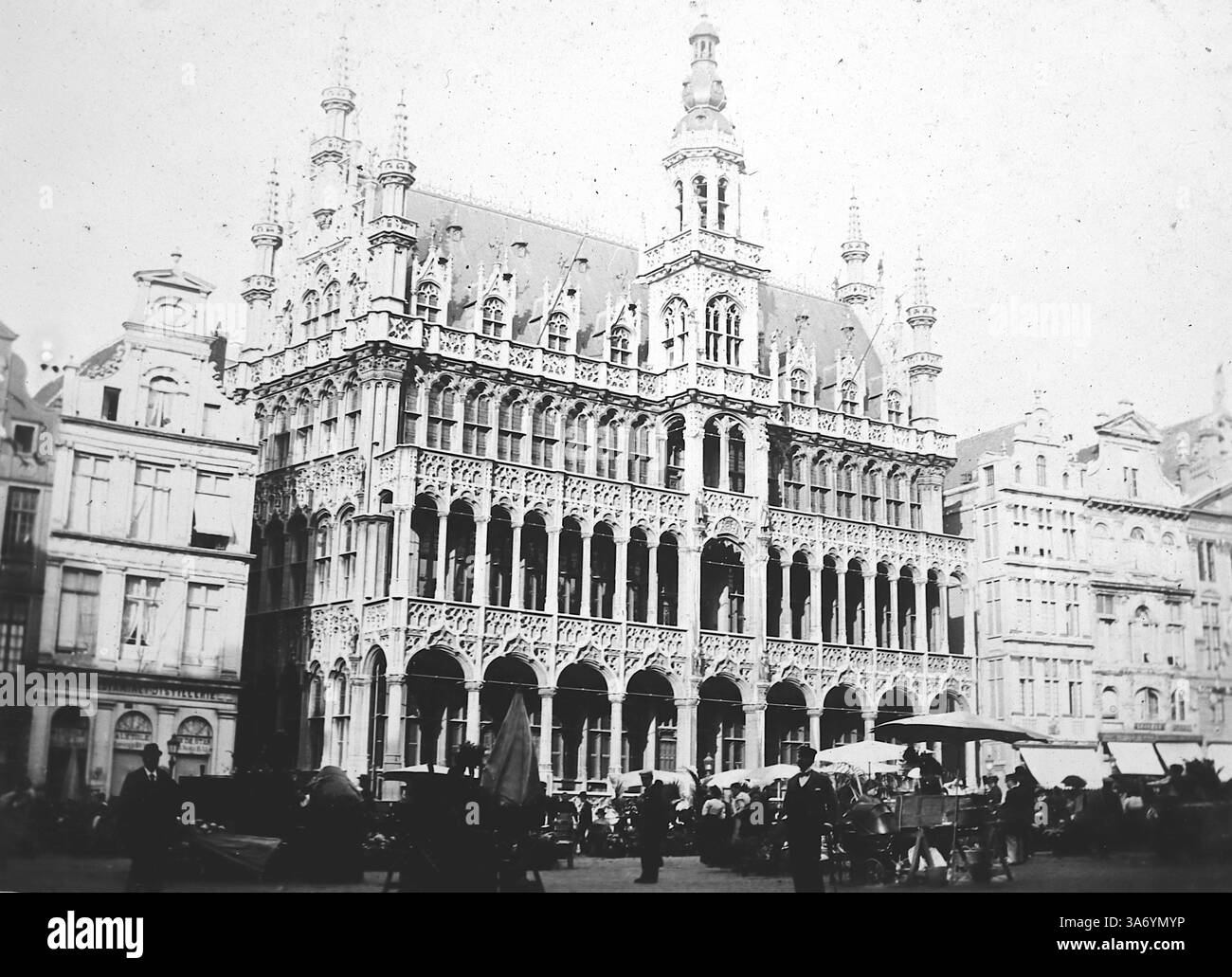 La Maison du Roi, également connue sous le nom de Maison du Roi (ou Broodhuis en néerlandais), est un magnifique bâtiment néo-gothique sur la Grand place à Bruxelles, en Belgique. Le nom de Maison du Roi fait référence à son utilisation historique comme bâtiment administratif pour les ducs de Brabant, et plus tard pour Charles V, roi d'Espagne. Aujourd’hui, il abrite le Musée de la ville de Bruxelles, qui met en valeur la richesse de l’histoire et du patrimoine de la ville. D’après une collection de photographies d’une tournée européenne familiale qui s’est déroulée en 1899. Les photographies originales étaient d'environ 3 ½ x 2 ½ pouces. Banque D'Images