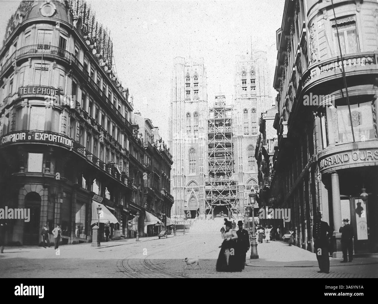 La Cathédrale de Gudula, officiellement connue sous le nom de Cathédrale de réunifiMichael et dotée Gudula, est située au Parvis Sainte-Gudule / Sint-Goedelevoorplein, 1000 Bruxelles, Belgique. Ce chef-d'œuvre gothique est vu ici au sommet d'une rue commerçante. D’après une collection de photographies d’une tournée européenne familiale qui s’est déroulée en 1899. Les photographies originales étaient d'environ 3 ½ x 2 ½ pouces et présentent une vue intéressante des coutumes, des modes et de l'histoire sociale de la fin de la période victorienne. Banque D'Images