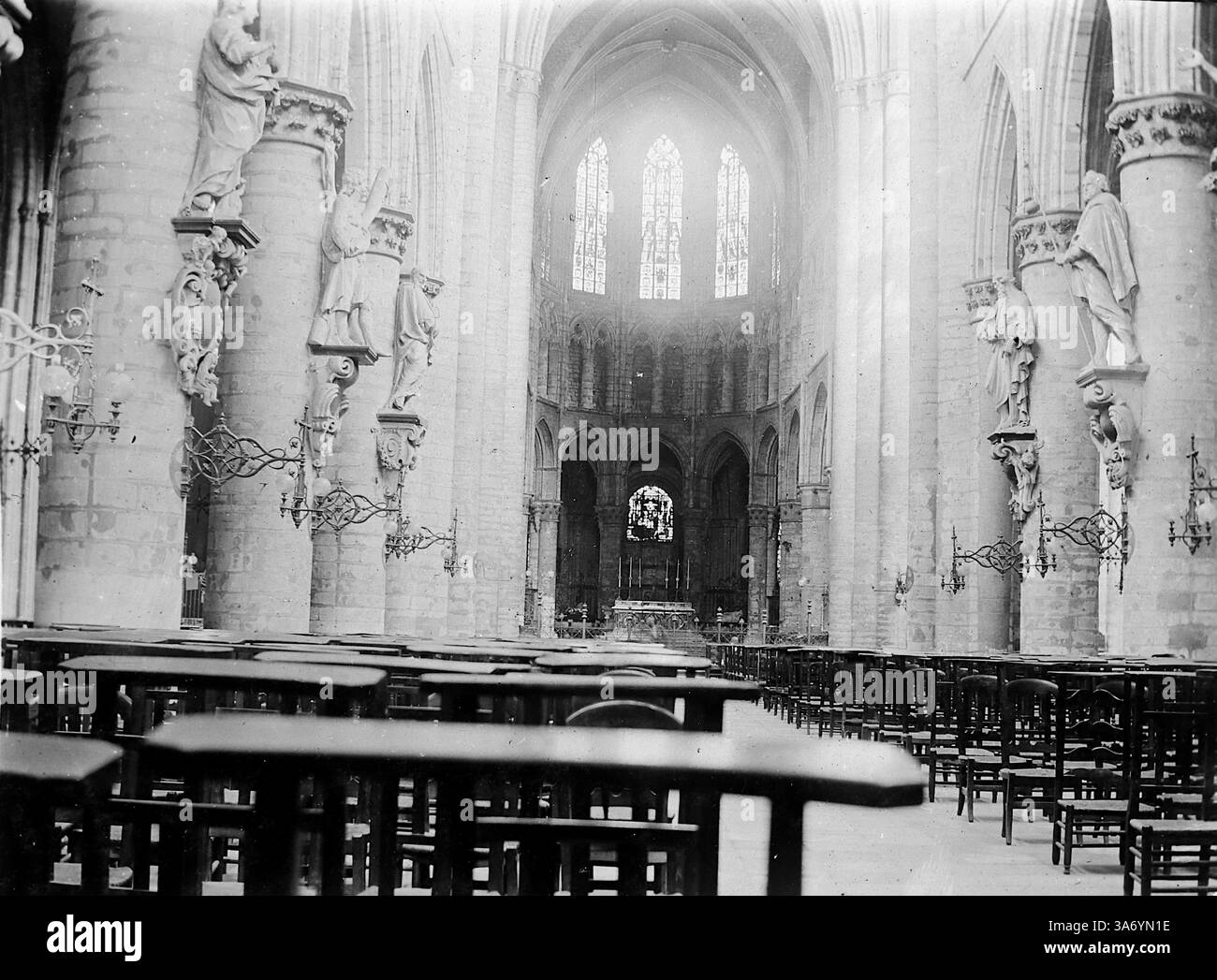 La Cathédrale de Gudula, officiellement connue sous le nom de Cathédrale de réunifiMichael et dotée Gudula, est située au Parvis Sainte-Gudule / Sint-Goedelevoorplein, 1000 Bruxelles, Belgique. Cette photo montre une partie de l'intérieur de ce chef-d'œuvre gothique, y compris des piliers, des icônes et des fenêtres. D’après une collection de photographies d’une tournée européenne familiale qui s’est déroulée en 1899. Les photographies originales étaient d'environ 3 ½ x 2 ½ pouces et présentent une vue intéressante des coutumes, des modes et de l'histoire sociale de la fin de la période victorienne. Banque D'Images