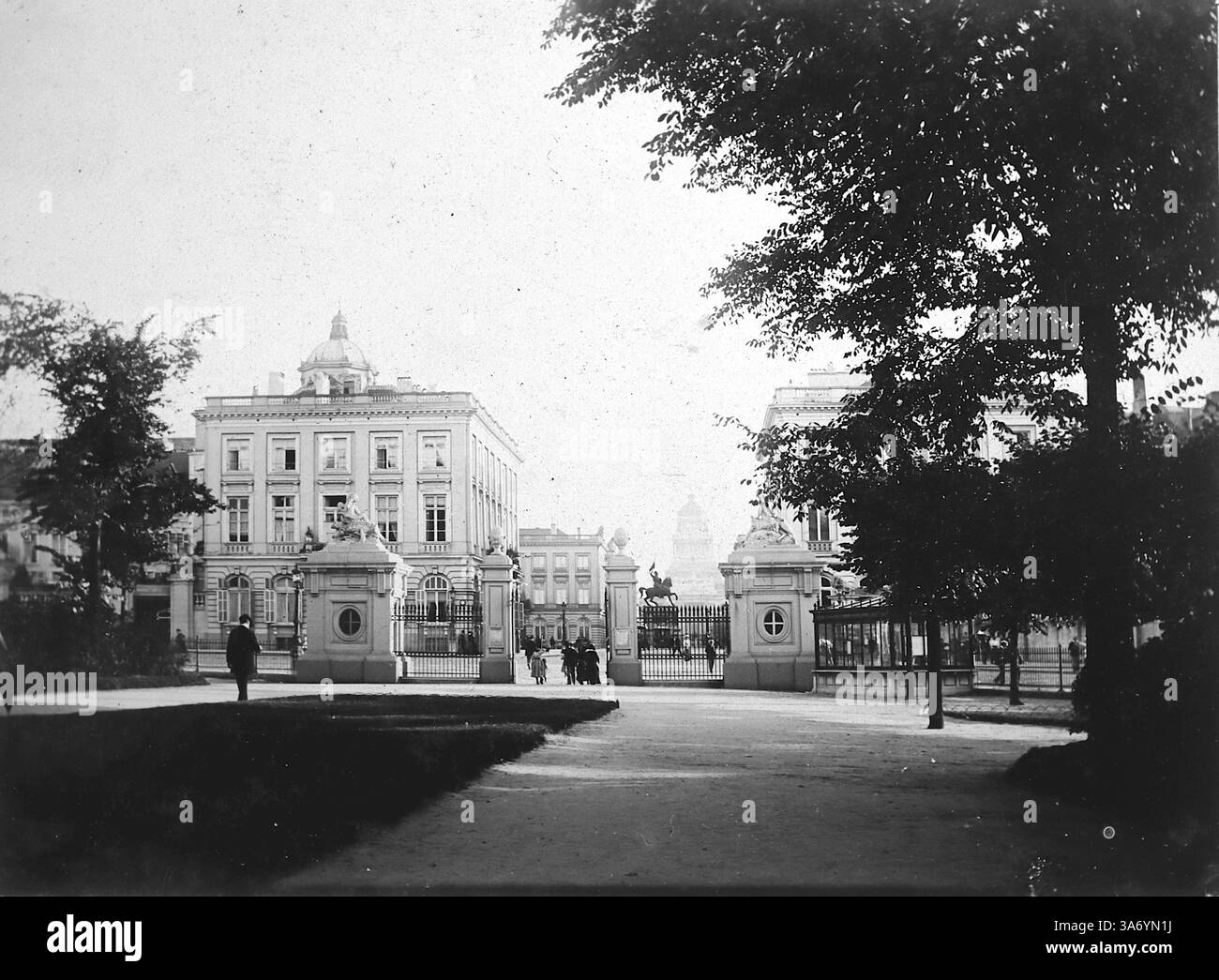 En regardant vers le Palais de Justice, voici le Parc Vauxhall, aussi connu sous le nom de Waux-Hall. C'est un lieu historique dans le Parc de Bruxelles (Brussels Park) au cœur de Bruxelles, Belgique. Il a été créé à la fin du XVIIIe siècle comme espace pour des concerts, des spectacles et des rassemblements sociaux. Au fil des ans, il a servi diverses fins culturelles. D’après une collection de photographies d’une tournée européenne familiale qui s’est déroulée en 1899. Les photographies originales étaient d'environ 3 ½ x 2 ½ pouces et présentent une vue intéressante des coutumes, des modes et de l'histoire sociale de la fin de la période victorienne. Banque D'Images