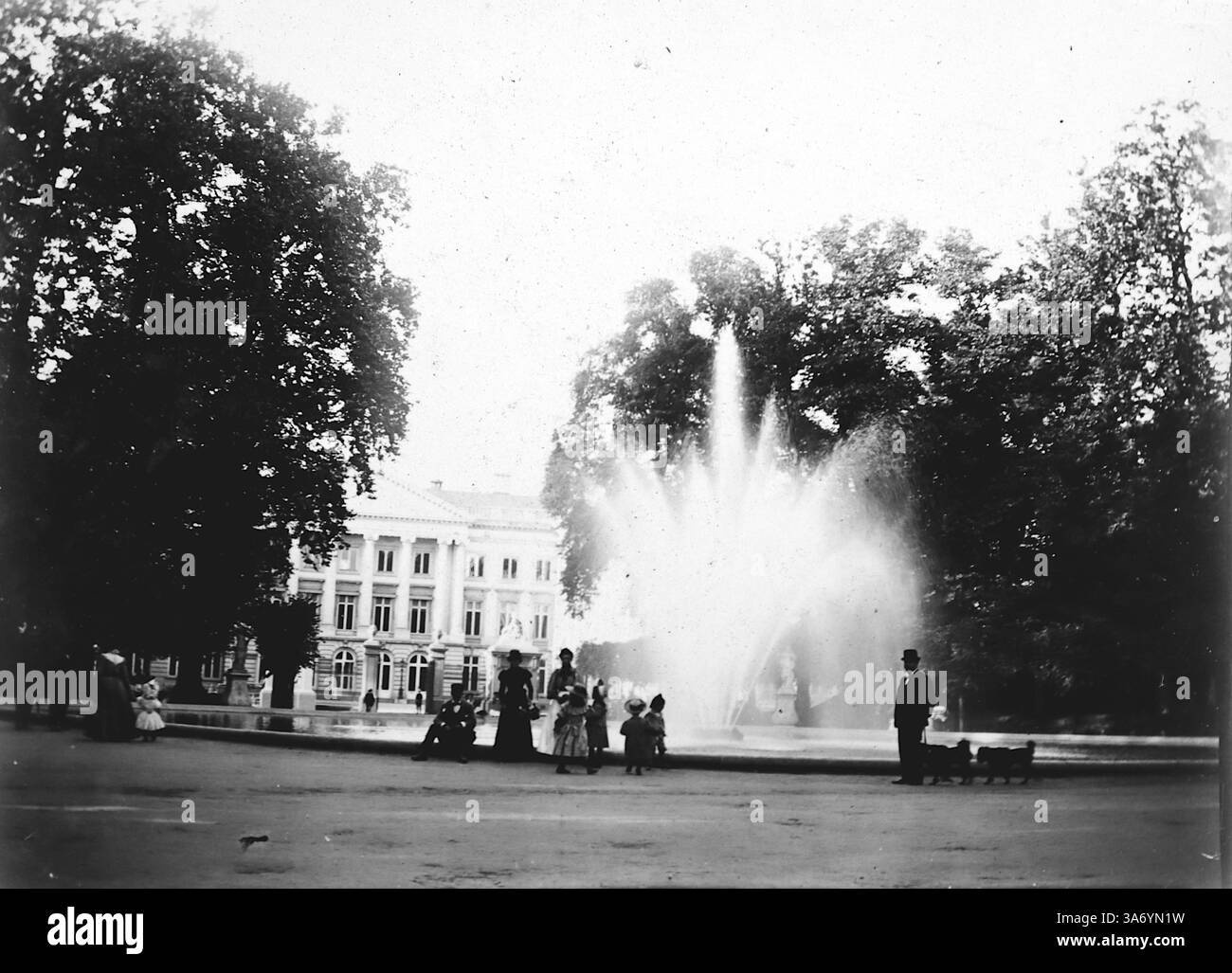 Une puissante fontaine dans le parc de Vauxhall, également connu sous le nom de Waux-Hall. C'est un lieu historique dans le Parc de Bruxelles (Brussels Park) au cœur de Bruxelles, Belgique. Il a été créé à la fin du XVIIIe siècle comme espace pour des concerts, des spectacles et des rassemblements sociaux. Au fil des ans, il a servi diverses fins culturelles. D’après une collection de photographies d’une tournée européenne familiale qui s’est déroulée en 1899. Les photographies originales étaient d'environ 3 ½ x 2 ½ pouces et présentent une vue intéressante des coutumes, des modes et de l'histoire sociale de la fin de la période victorienne. Banque D'Images
