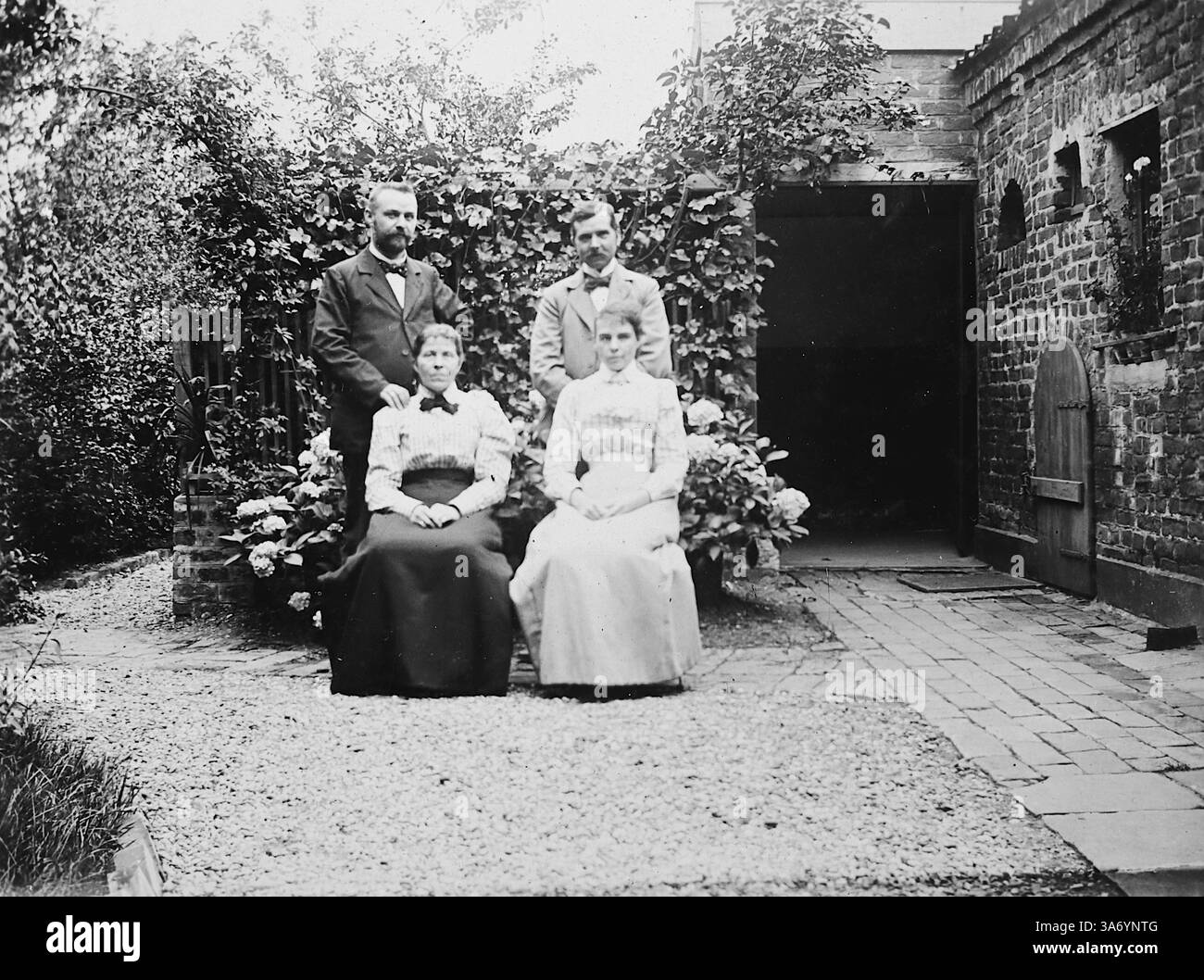 Herr Hubner, le 'Bürgermeister' de Linn, un quartier historique de la ville de Krefeld, situé dans l'état de Rhénanie du Nord-Westphalie, Allemagne. L'équivalent anglais serait un maire. Dans cette scène Herr Hubner et d’autres posent dans un jardin après « une agréable rencontre. D’après une collection de photographies d’une tournée européenne familiale qui s’est déroulée en 1899. Les photographies originales étaient d'environ 3 ½ x 2 ½ pouces et présentent une vue intéressante des coutumes, des modes et de l'histoire sociale de la fin de la période victorienne. Banque D'Images