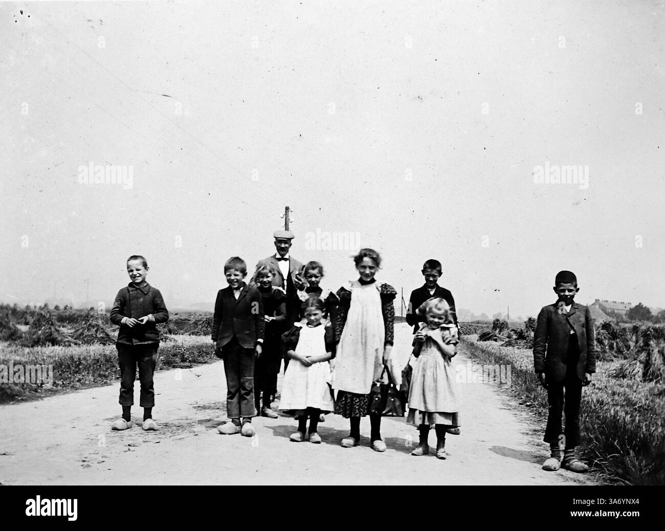 Uerdingen, un quartier de Krefeld, en Allemagne, situé le long du Rhin. Historiquement, Uerdingen était une ville indépendante avant de fusionner avec Krefeld en 1929. Cette photo montre un groupe d'érudits Herr Harris sur la route du district. D’après une collection de photographies d’une tournée européenne familiale qui s’est déroulée en 1899. Les photographies originales étaient d'environ 3 ½ x 2 ½ pouces et présentent une vue intéressante des coutumes, des modes et de l'histoire sociale de la fin de la période victorienne. Banque D'Images