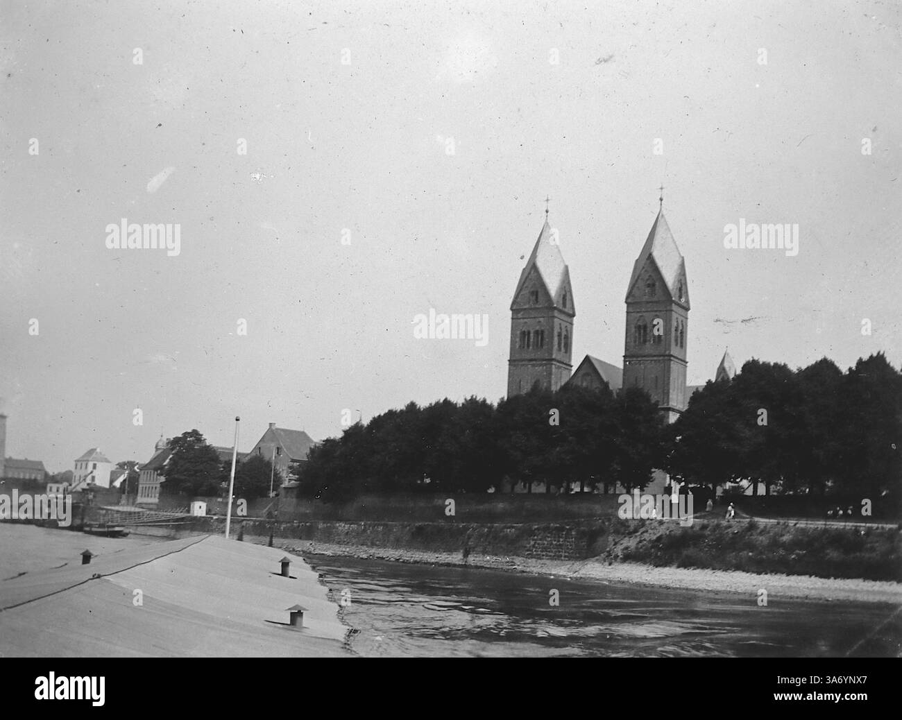 Le bâtiment principal de l'image est la basilique de préparé Castor, une église romane située à Coblence, en Allemagne, près du Rhin. Il se distingue par ses tours jumelles avec des toits pointus et des croix au sommet, ce qui en fait un point de repère emblématique dans la région. L'église date du IXe siècle et a une signification historique comme l'une des plus anciennes églises de Coblence. D’après une collection de photographies d’une tournée européenne familiale qui s’est déroulée en 1899. Les photographies originales étaient d'environ 3 ½ x 2 ½ pouces. Banque D'Images