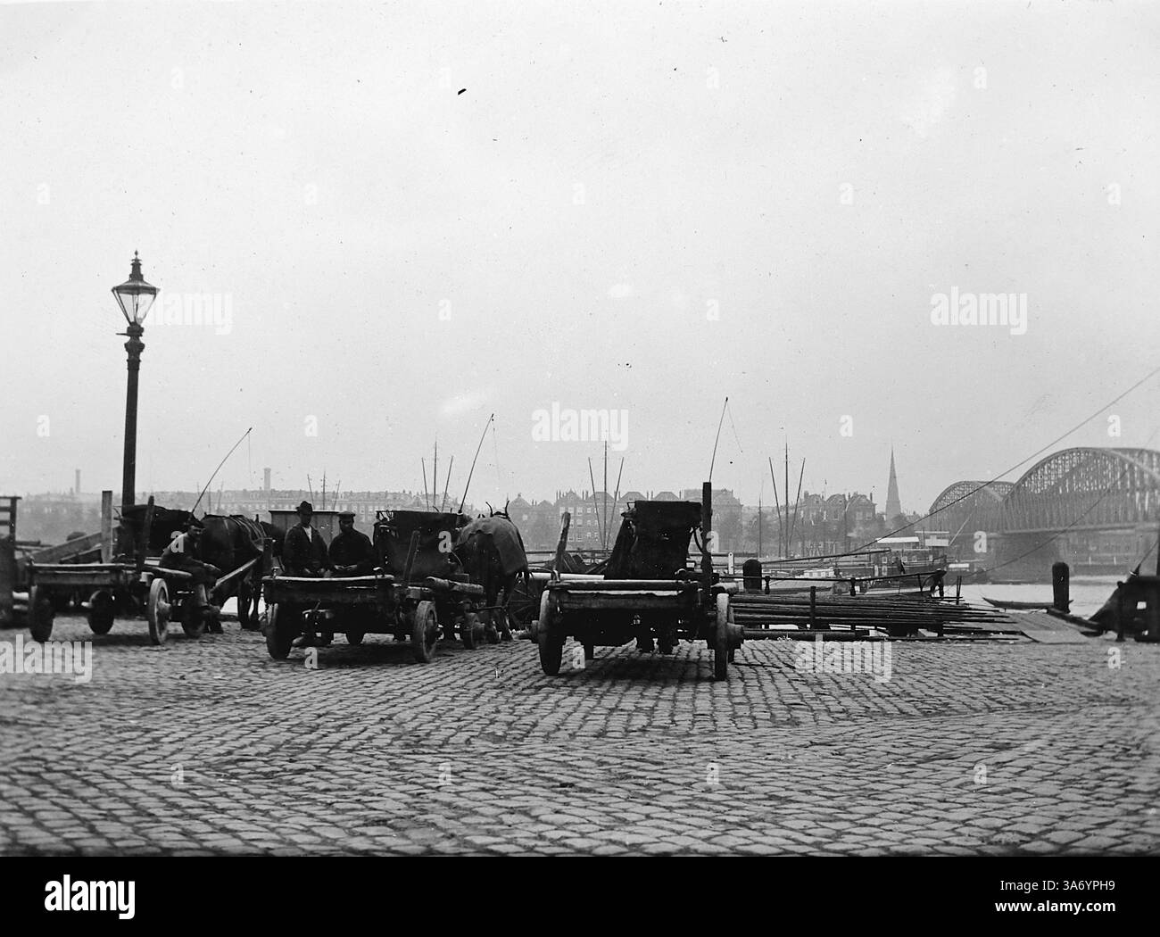 Le quai sur la rivière Maas à Rotterdam, Hollande. Une scène avec plusieurs chariots et ouvriers. D’après une collection de photographies d’une tournée européenne familiale qui s’est déroulée en 1899. Les photographies originales étaient d'environ 3 ½ x 2 ½ pouces et présentent une vue intéressante des coutumes, des modes et de l'histoire sociale de la fin de la période victorienne. Banque D'Images
