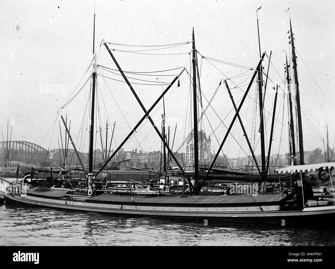 Barges sur la rivière Maas à Rotterdam, Hollande. D’après une collection de photographies d’une tournée européenne familiale qui s’est déroulée en 1899. Les photographies originales étaient d'environ 3 ½ x 2 ½ pouces et présentent une vue intéressante des coutumes, des modes et de l'histoire sociale de la fin de la période victorienne. Banque D'Images