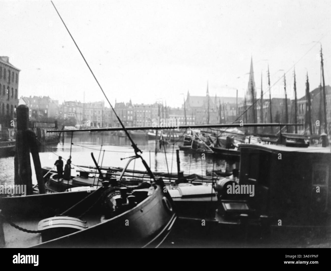 Un canal à Rotterdam, Hollande. Avec des bateaux et les différents bâtiments au bord de l'eau. D’après une collection de photographies d’une tournée européenne familiale qui s’est déroulée en 1899. Les photographies originales étaient d'environ 3 ½ x 2 ½ pouces et présentent une vue intéressante des coutumes, des modes et de l'histoire sociale de la fin de la période victorienne. Banque D'Images