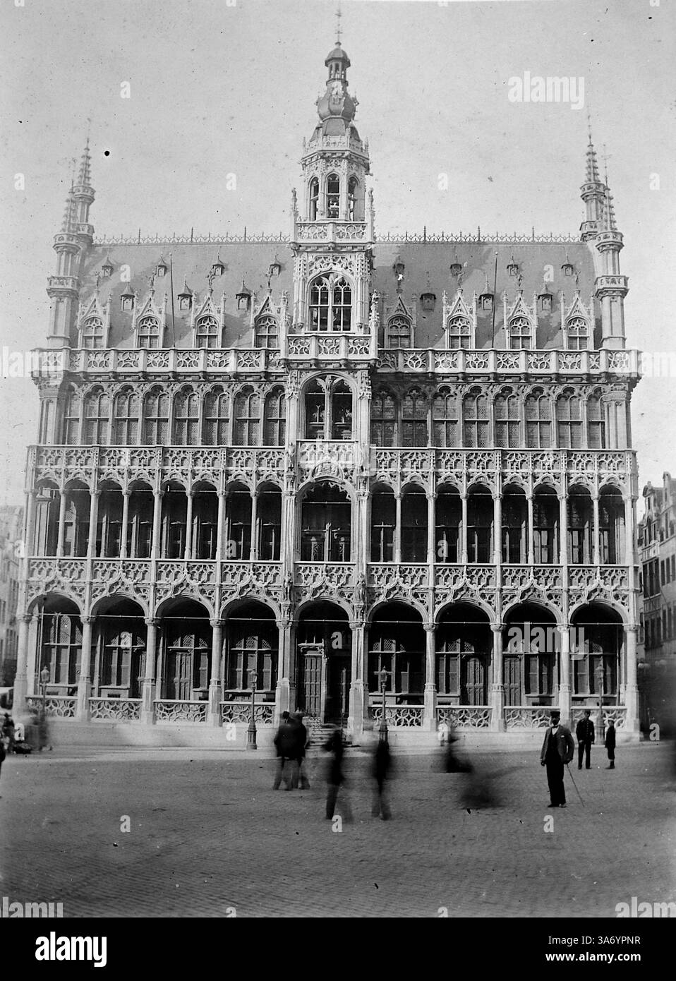 La Maison du Roi, un bâtiment orné et imposant à Bruxelles, Belgique. La Maison du Roi, également connue sous le nom de Maison du Roi (ou Broodhuis en néerlandais), est un bâtiment néo-gothique situé sur la Grand place à Bruxelles, en Belgique. D’après une collection de photographies d’une tournée européenne familiale qui s’est déroulée en 1899. Les photographies originales étaient d'environ 3 ½ x 2 ½ pouces et présentent une vue intéressante des coutumes, des modes et de l'histoire sociale de la fin de la période victorienne. Banque D'Images