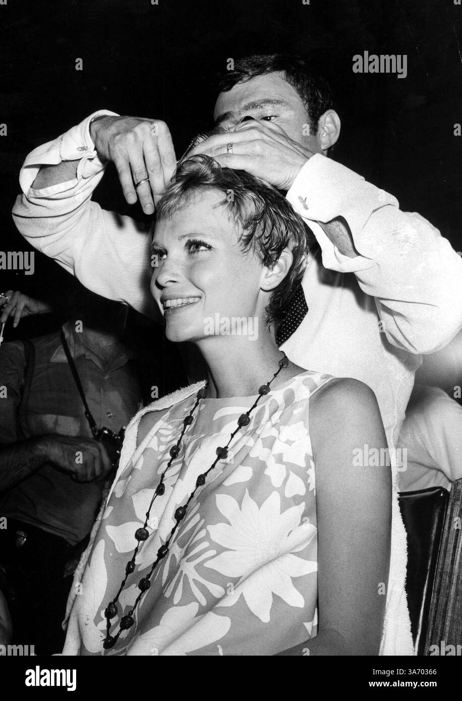 9 mai 2012 - Los Angeles, Californie, États-Unis - Vidal Sassoon, le coiffeur célèbre connu pour ses coiffures géométriques simples et ses coupes « laver et porter » est mort à sa maison de Los Angeles. Il avait 84 ans. PHOTO : 1 mai 2003 - VIDAL SASSOON coupe les cheveux de MIA FARROW pour son rôle dans le bébé de romarin. (Crédit image : © Nate Cutler/Globe photos/ZUMAPRESS.com) Banque D'Images