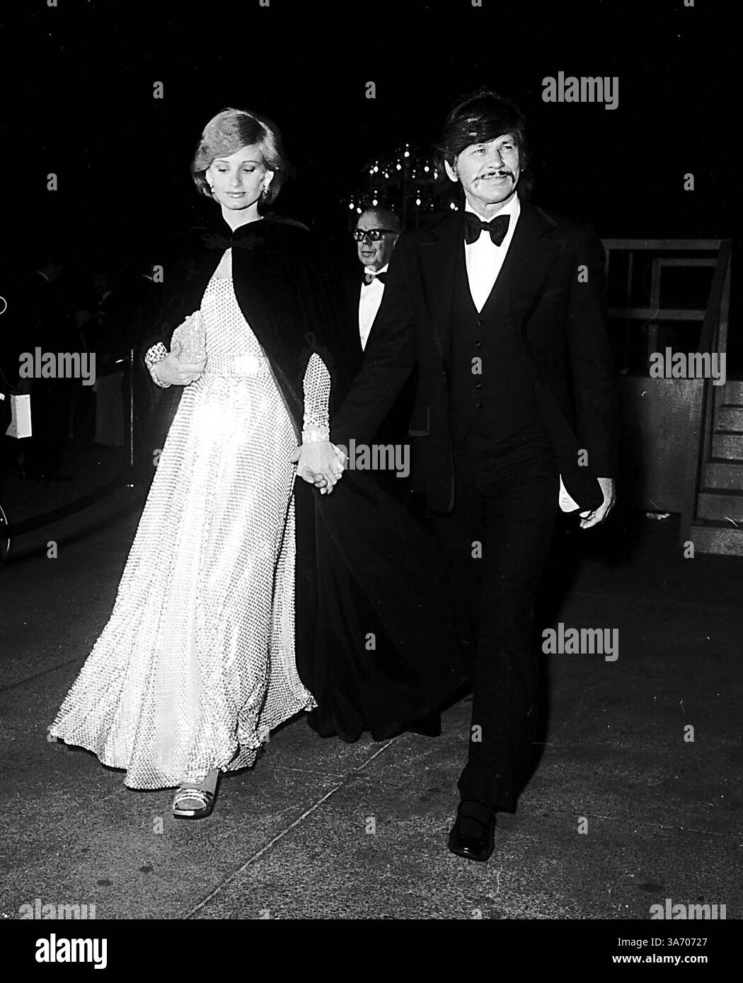 1 janvier 2011 - ACADEMY AWARDS / OSCARS (48E).JILL IRELAND AND CHARLES BRONSON.1976.#2124.©NATE CUTLER/(image crédit : © Globe photos/ZUMAPRESS.com) Banque D'Images