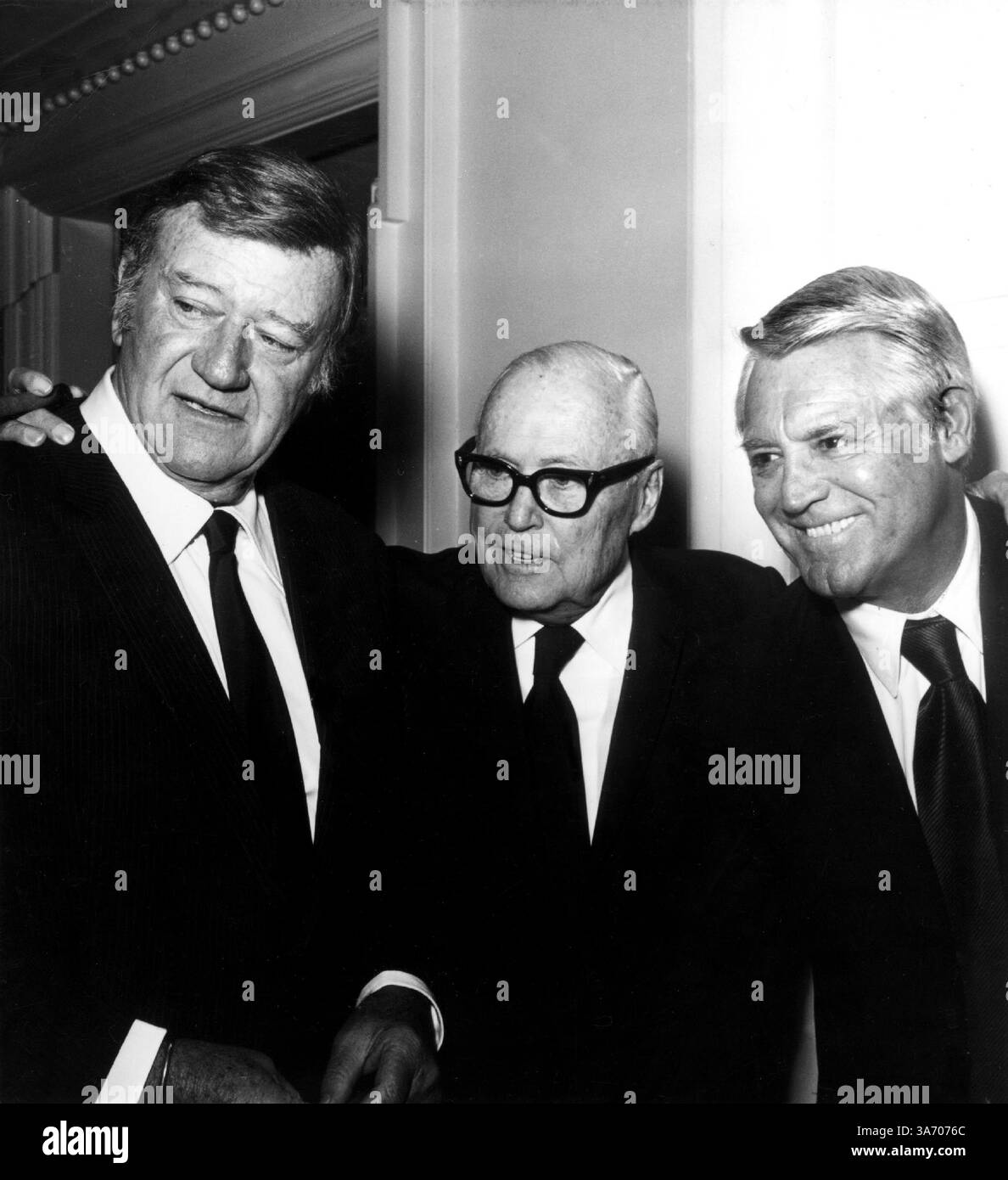 JANVIER 1, 2011 - JOHN WAYNE, RÉALISATEUR HENRY HATHAWAY ET CARY GRANT À LA FÊTE DE L'HÔTEL DE BEVERLY HILLS EN L'HONNEUR DE MR. HATHAWAY POUR SON 75E ANNIVERSAIRE.1973.#A1595.©NATE CUTLER/ JOHNWAYNEOBIT(image crédit : © Globe photos/ZUMAPRESS.com) Banque D'Images