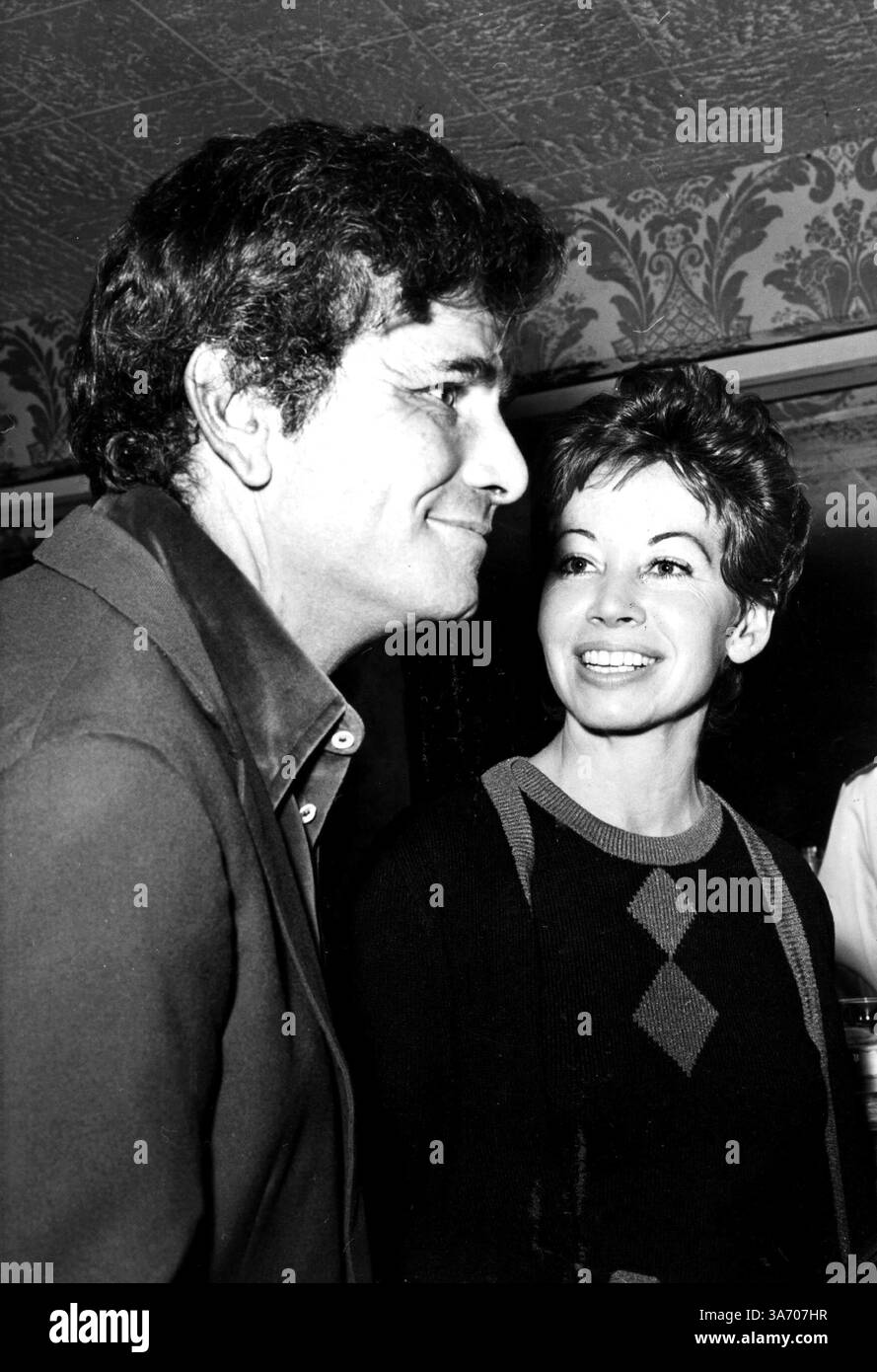1 JANVIER 2011 - PETER FALK ET SA PREMIÈRE ÉPOUSE ALICE ASSISTENT AUX GOLDEN APPLE AWARDS À L'HÔTEL BEVERLY HILLS.1974.#1845.©NATE CUTLER/ PETERFALKRETRO(IMAGE CRÉDIT : © GLOBE PHOTOS/ZUMAPRESS.COM) Banque D'Images