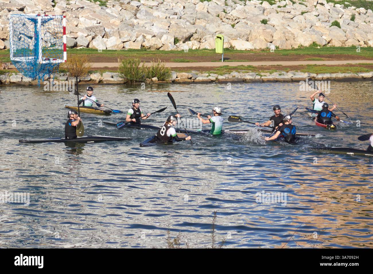 Fuengirola, Málaga, Espagne - 20 mars 2025 : match de kayak polo dans la rivière Fuengirola. Banque D'Images