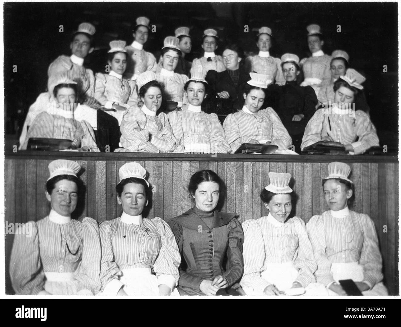 5 août 2014 - Groupe d'infirmières siégeant dans l'auditorium prenant des notes, Portrait, vers 1910 (crédit image : © Glasshouse/ZUMA Wire) Banque D'Images