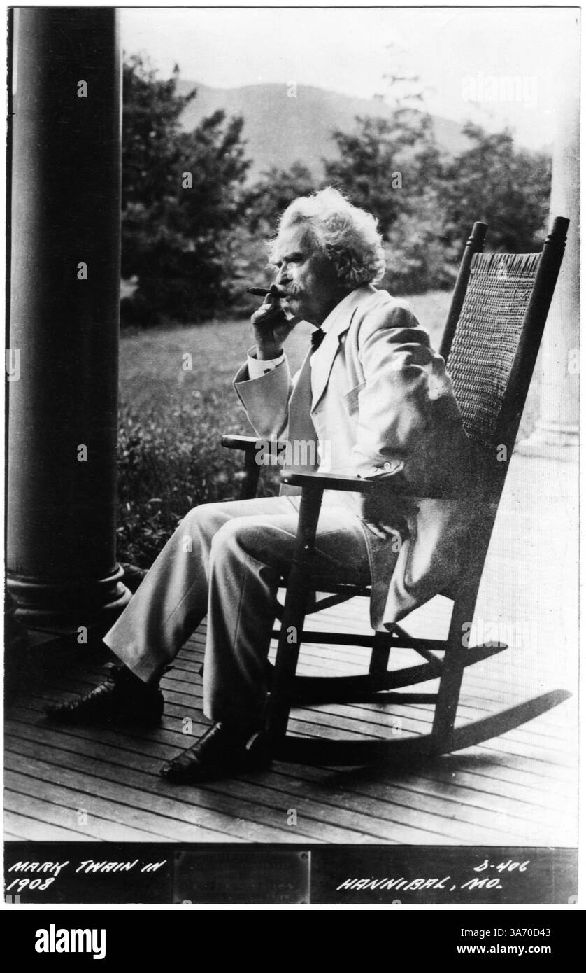 27 août 2014 - Samuel Langhorne Clemens, ou mieux connu sous le nom de Mark Twain (1835-1910), écrivain et humoriste américain, Portrait in Rocking chair Smoking Cigar, circa 1908 (crédit image : © Glasshouse/ZUMA Wire) Banque D'Images
