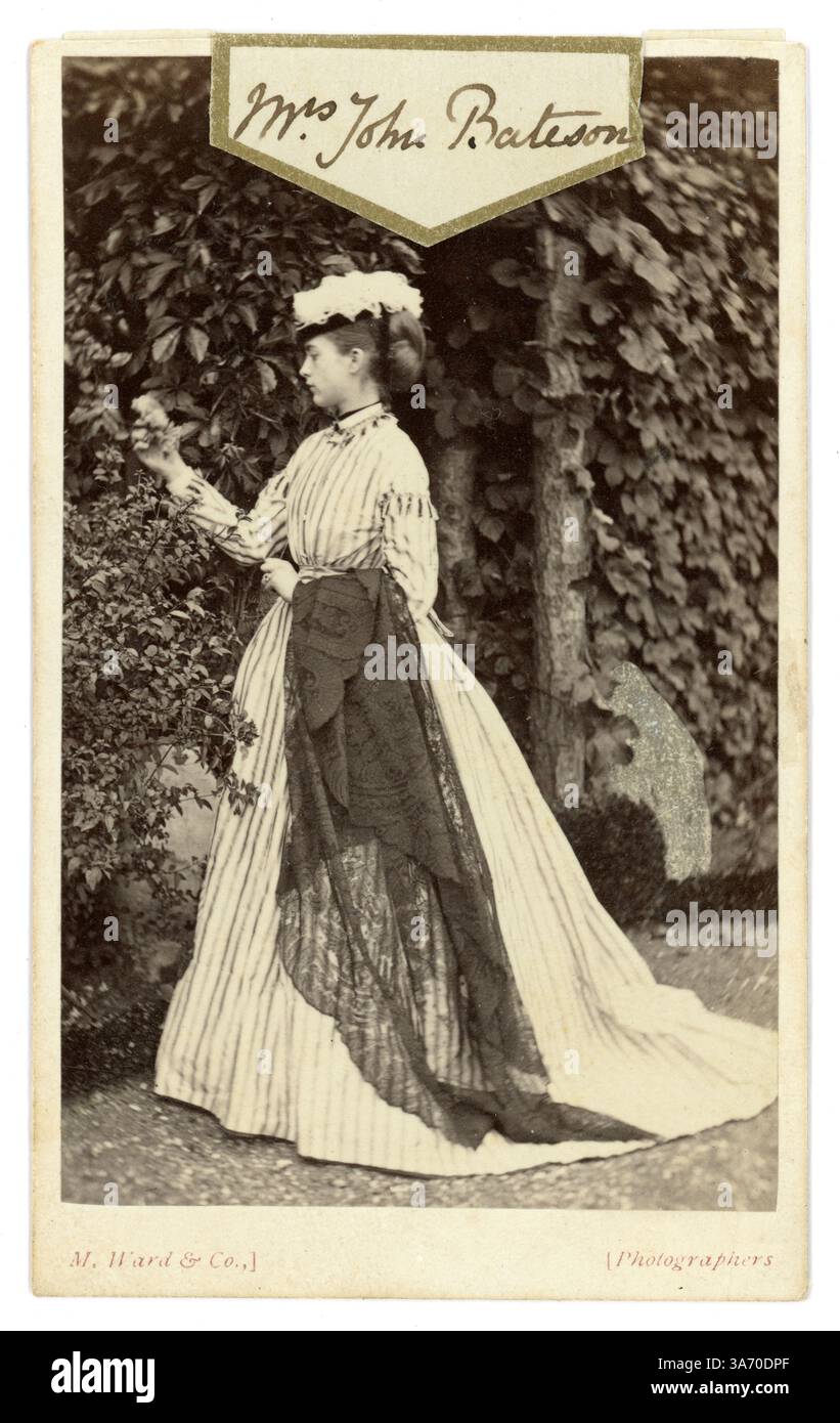Original Victorian carte de visite (carte de visite ou CDV) avec un lable pour l'album de cartes de visite, d'une belle femme victorienne, dame victorienne, appelée Mrs John Bateson, de la collection de la famille Arkwright, Hampton court Castle Hereford, photographié par Marcus Ward & Co 13 Donegall place, Belfast, Royaume-Uni vers 1867 Banque D'Images