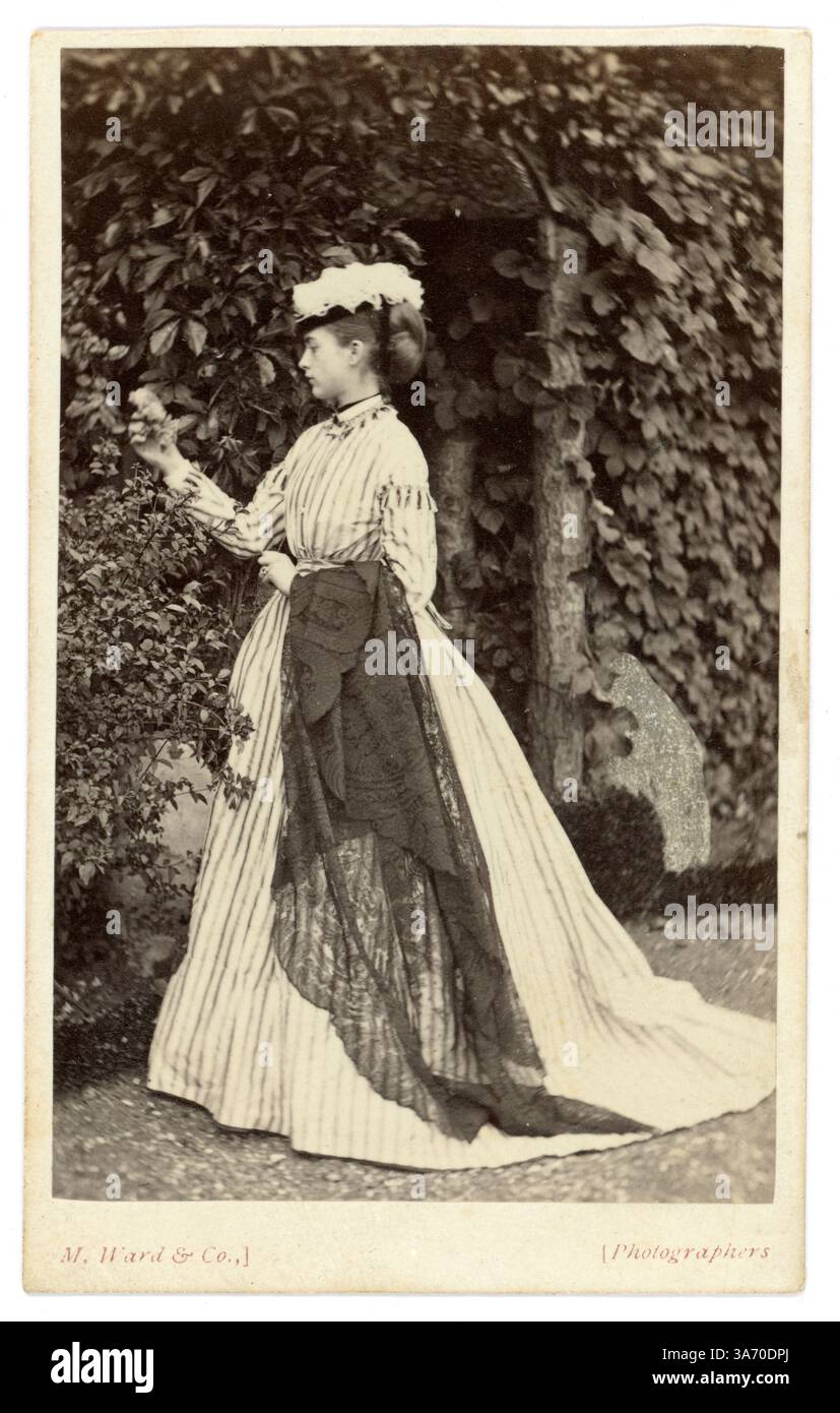Original Victorian carte de visite (carte de visite ou CDV) d'une belle femme victorienne, femme victorienne, appelée Mrs John Bateson, de la collection de la famille Arkwright, Hampton court Castle Hereford, photographié par Marcus Ward & Co 13 Donegall place, Belfast, Royaume-Uni vers 1867 Banque D'Images