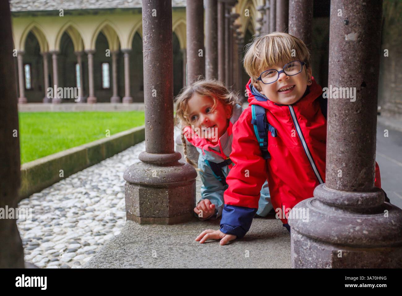 Les enfants ludiques apprécient le château historique avec des sourires heureux, France Banque D'Images